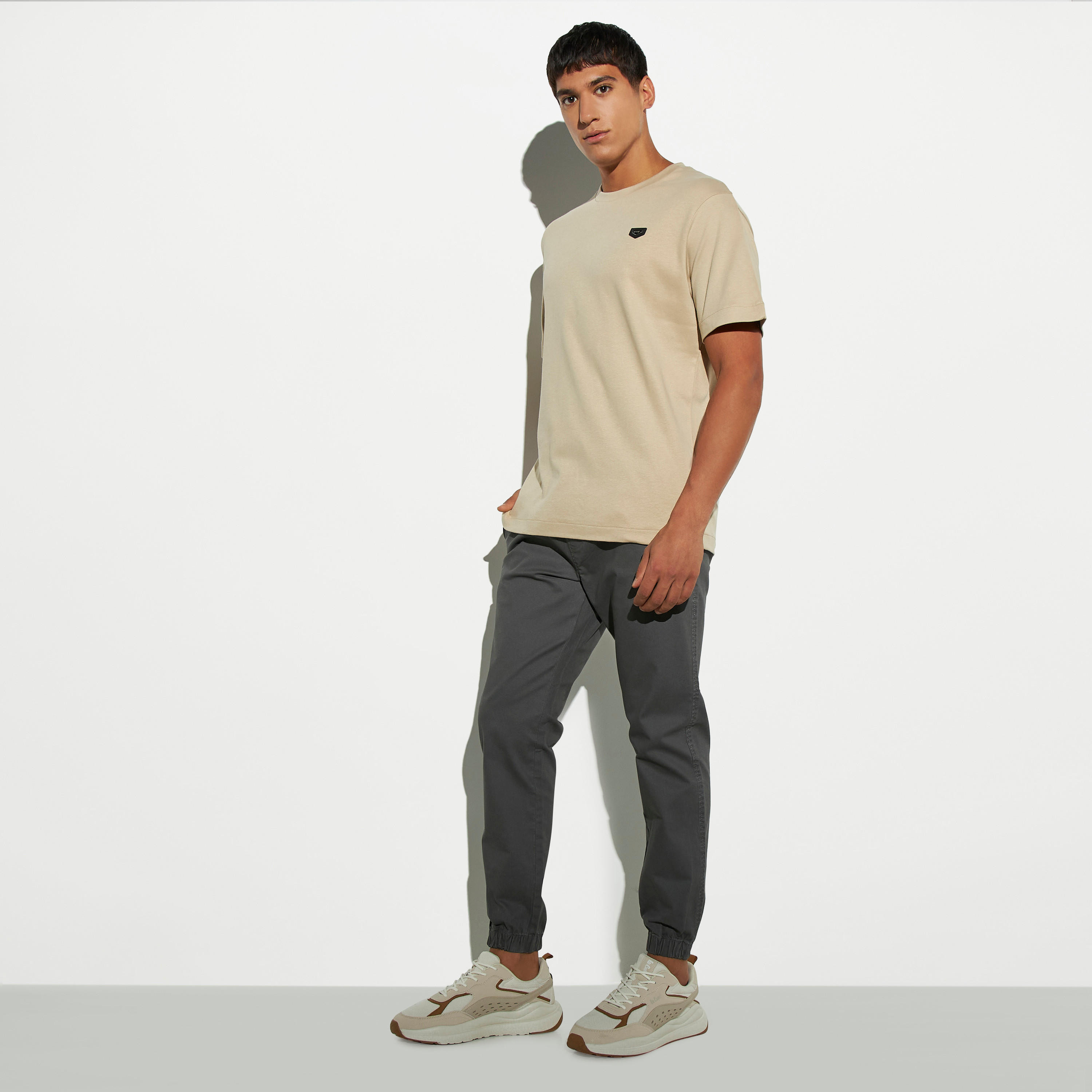 تيشيرت مقاس واسع بياقة ضيقة وأكمام قصيرة من آيكونيك-men-clothing-tshirtsandpolos-tshirts-image-2