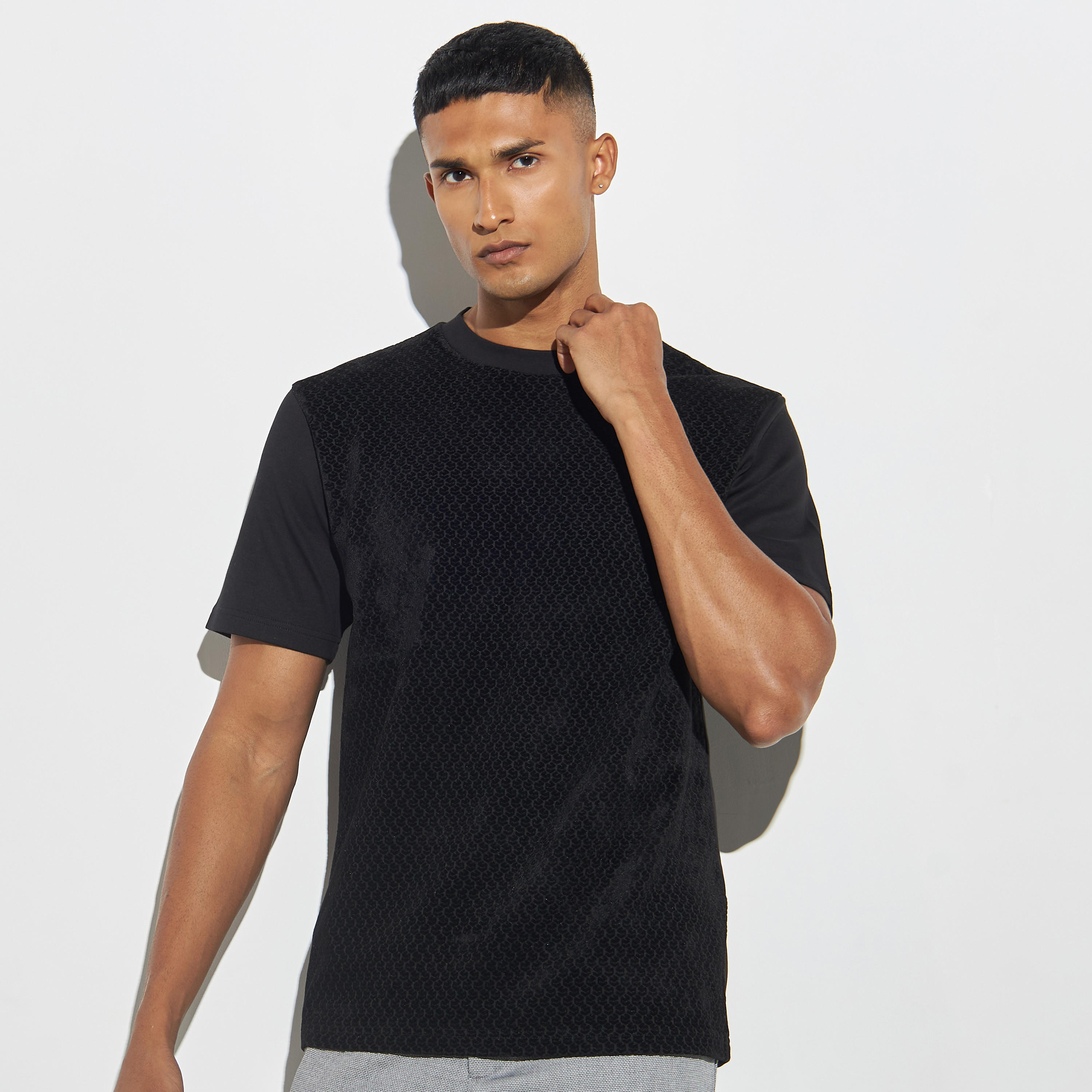 تيشيرت بارز الملمس بياقة ضيّقة وأكمام قصيرة من آيكونيك-men-clothing-tshirtsandpolos-tshirts-image-1