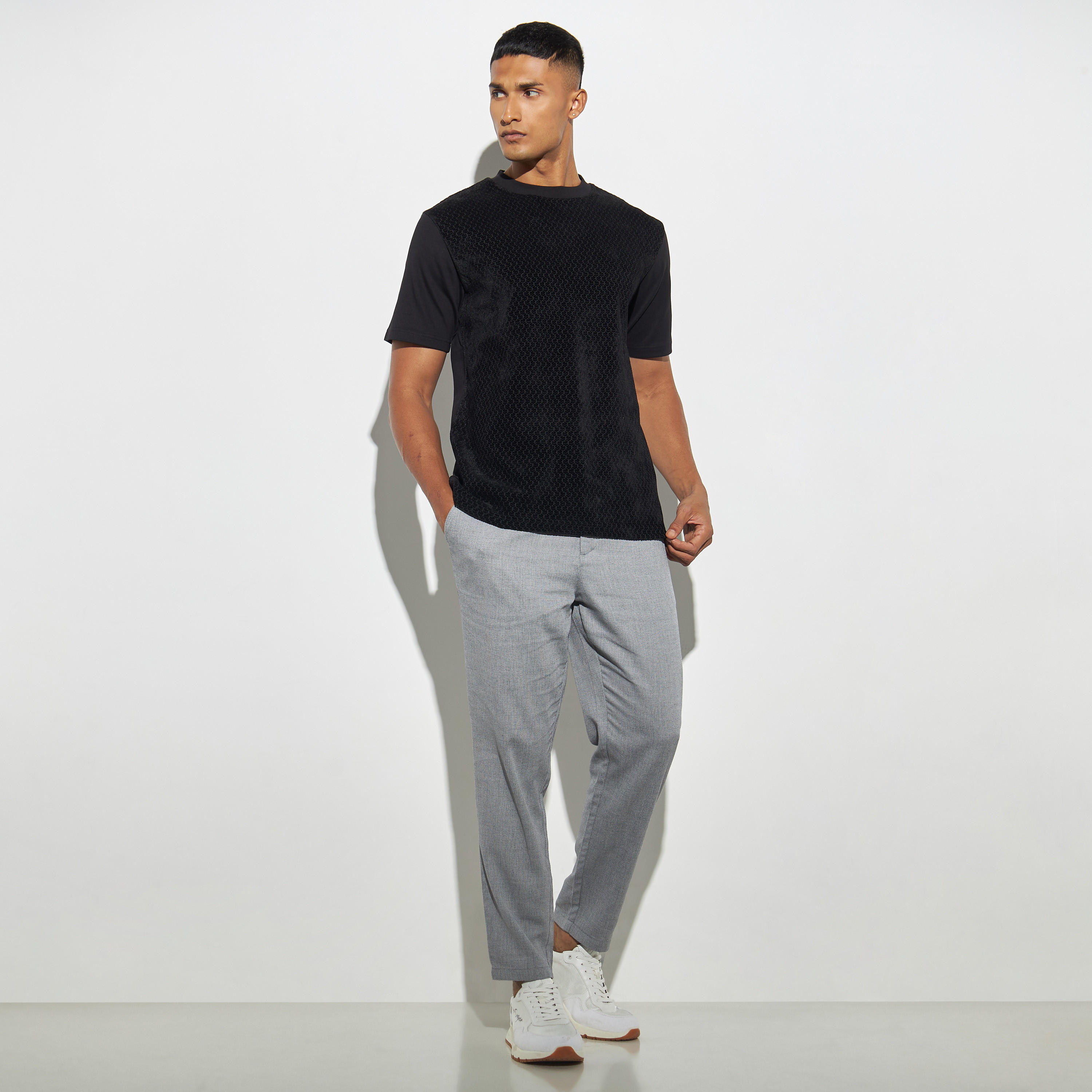 تيشيرت بارز الملمس بياقة ضيّقة وأكمام قصيرة من آيكونيك-men-clothing-tshirtsandpolos-tshirts-image-2