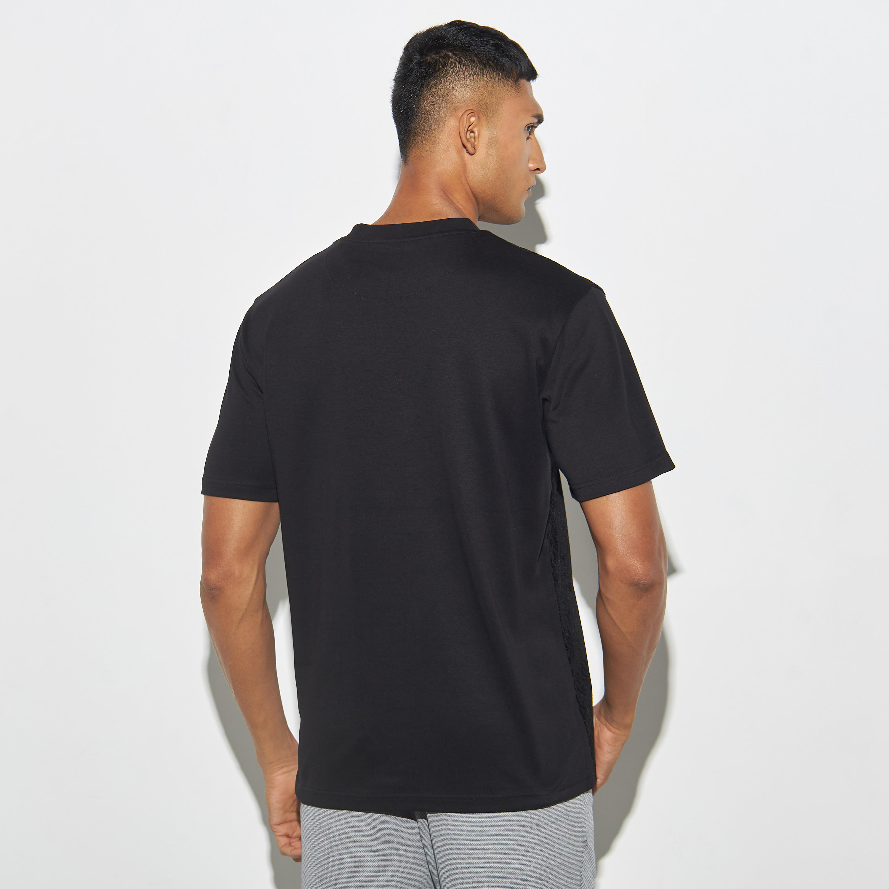 تيشيرت بارز الملمس بياقة ضيّقة وأكمام قصيرة من آيكونيك-men-clothing-tshirtsandpolos-tshirts-image-3