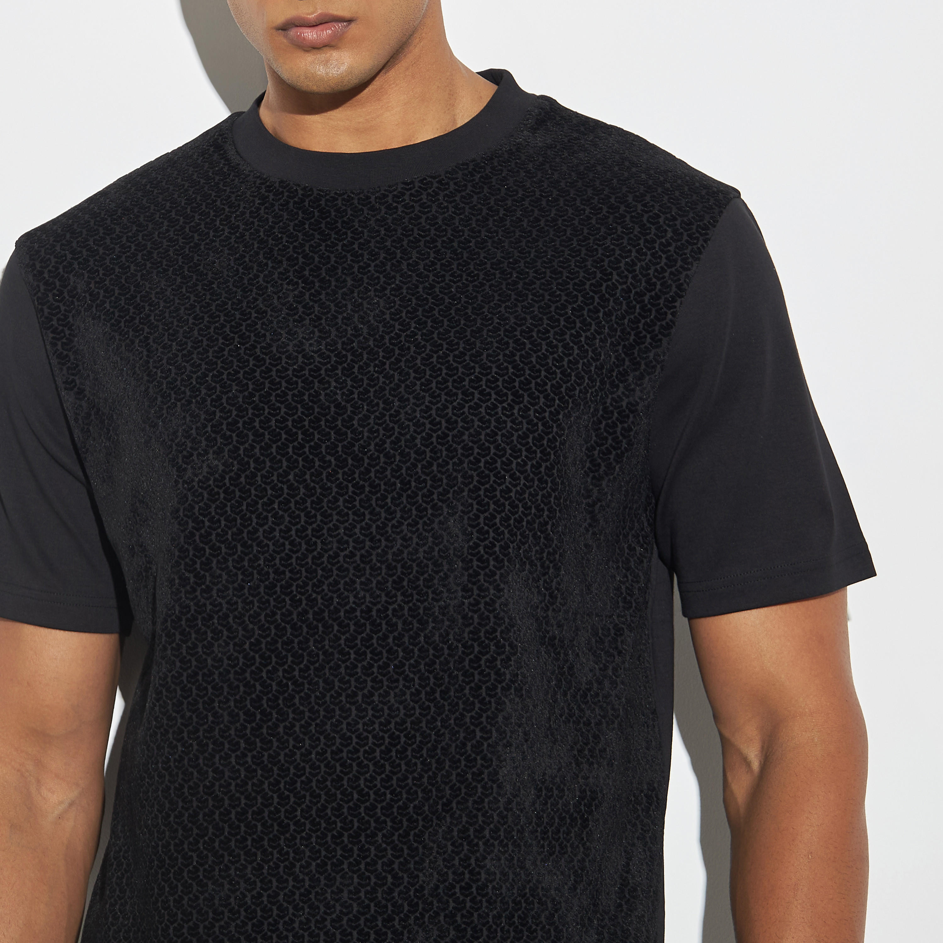 تيشيرت بارز الملمس بياقة ضيّقة وأكمام قصيرة من آيكونيك-men-clothing-tshirtsandpolos-tshirts-image-4