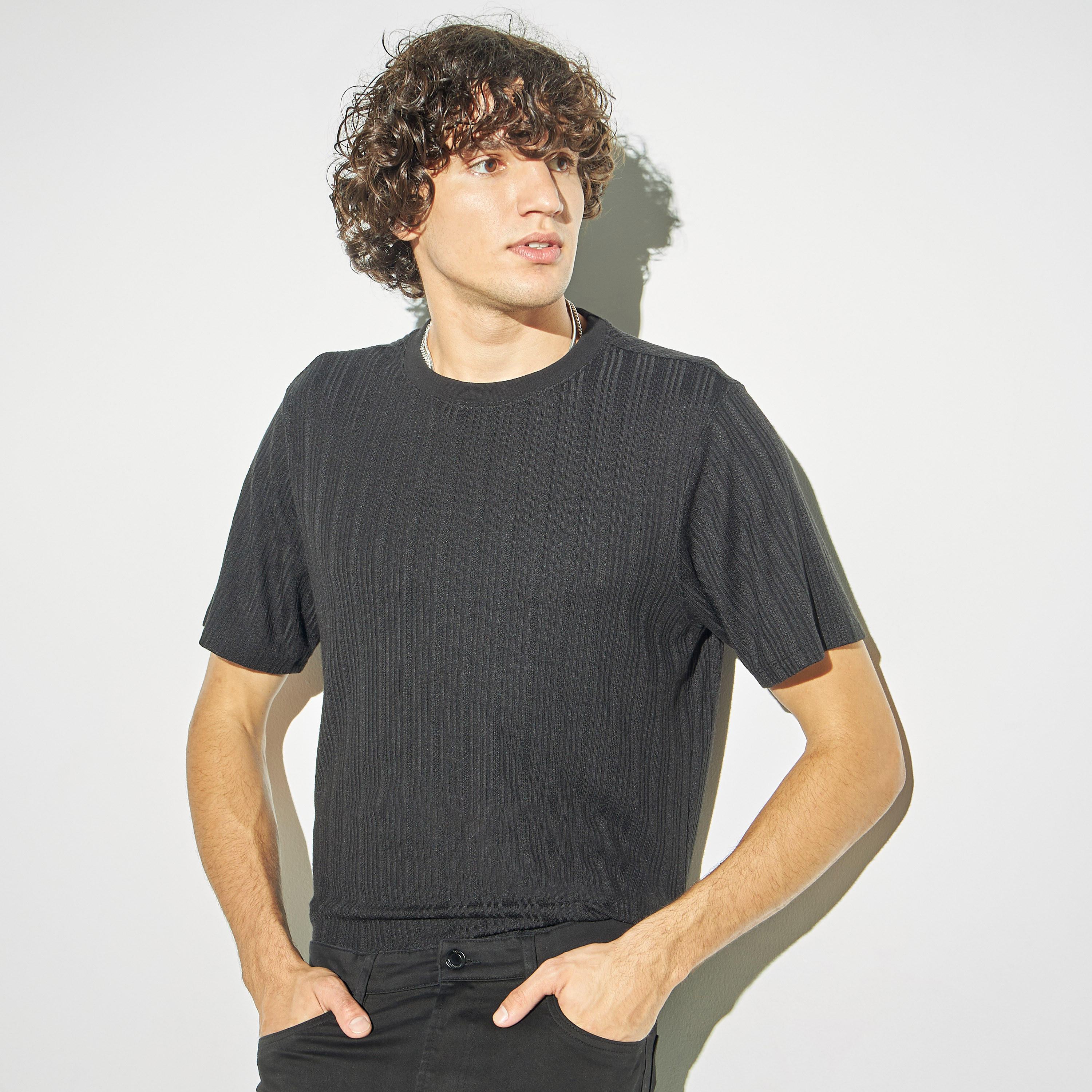 تيشيرت بارز الملمس بياقة ضيّقة وأكمام قصيرة من آيكونيك-men-clothing-tshirtsandpolos-tshirts-image-1