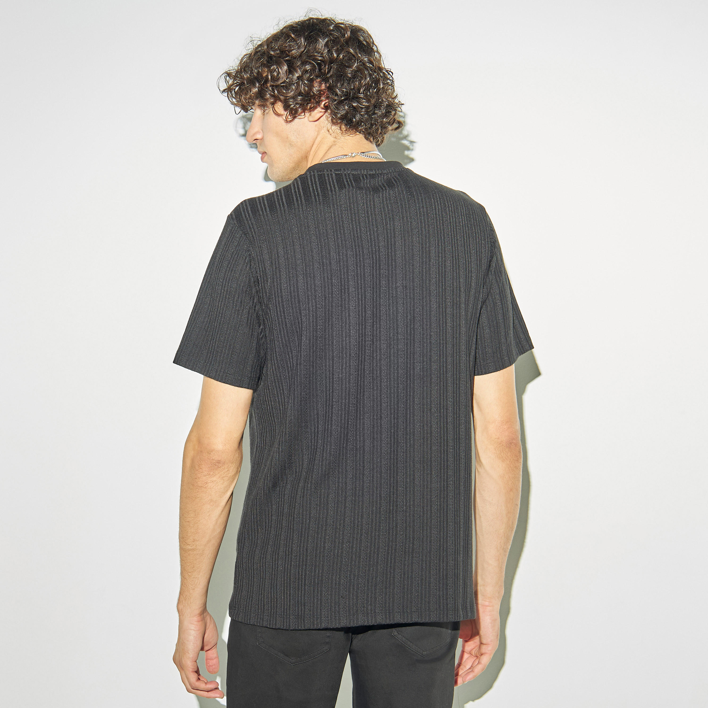 تيشيرت بارز الملمس بياقة ضيّقة وأكمام قصيرة من آيكونيك-men-clothing-tshirtsandpolos-tshirts-image-3