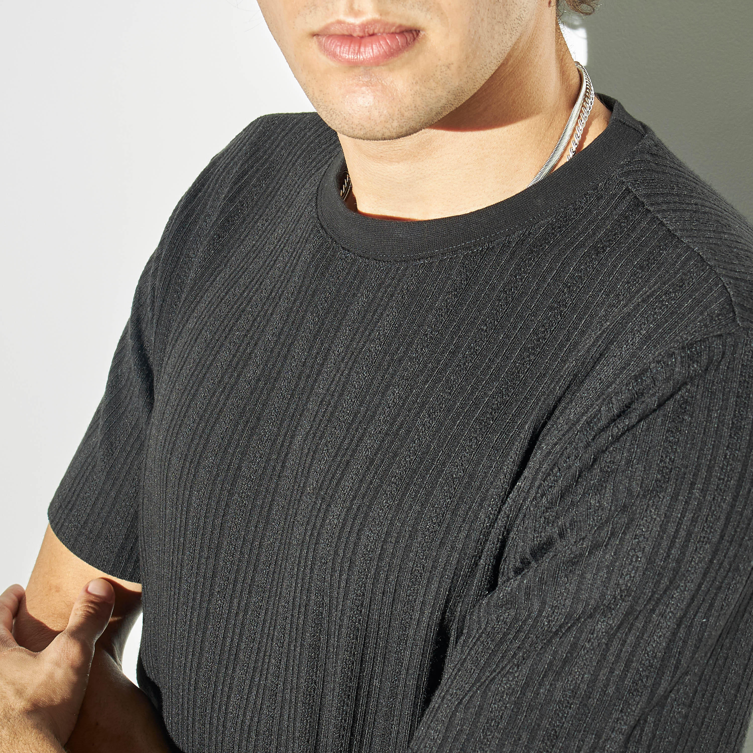 تيشيرت بارز الملمس بياقة ضيّقة وأكمام قصيرة من آيكونيك-men-clothing-tshirtsandpolos-tshirts-image-4