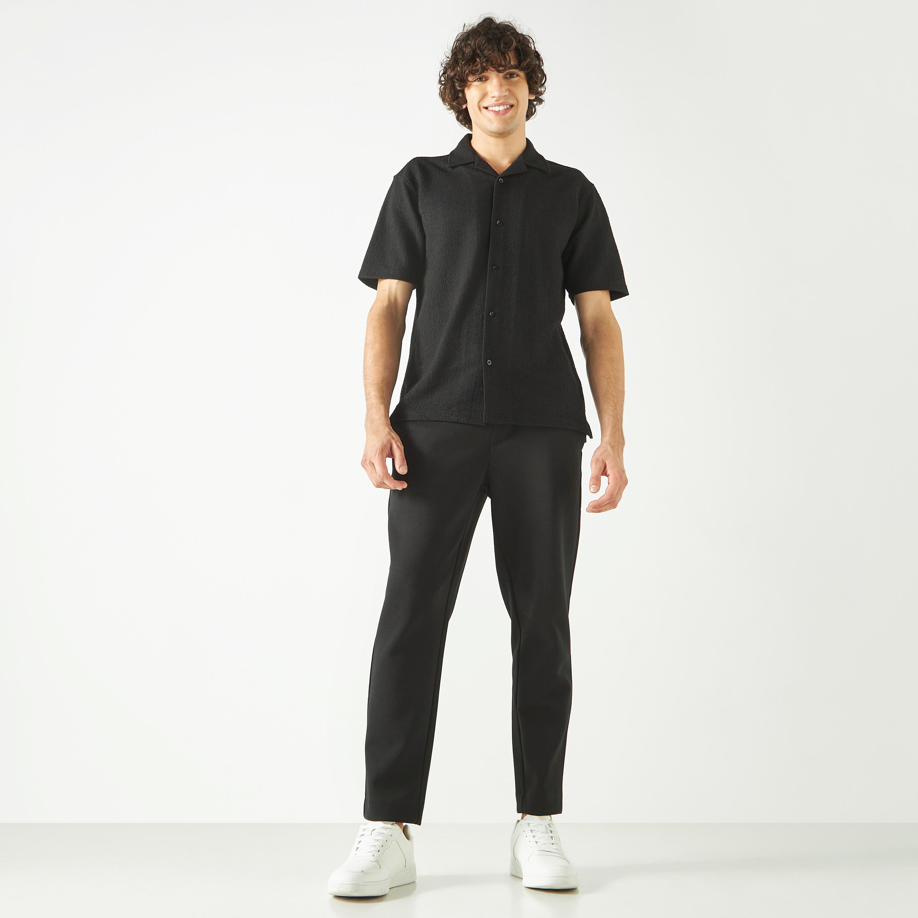 قميص بارز الملمس بياقة كامب وأكمام قصيرة من آيكونيك-men-clothing-shirts-image-2