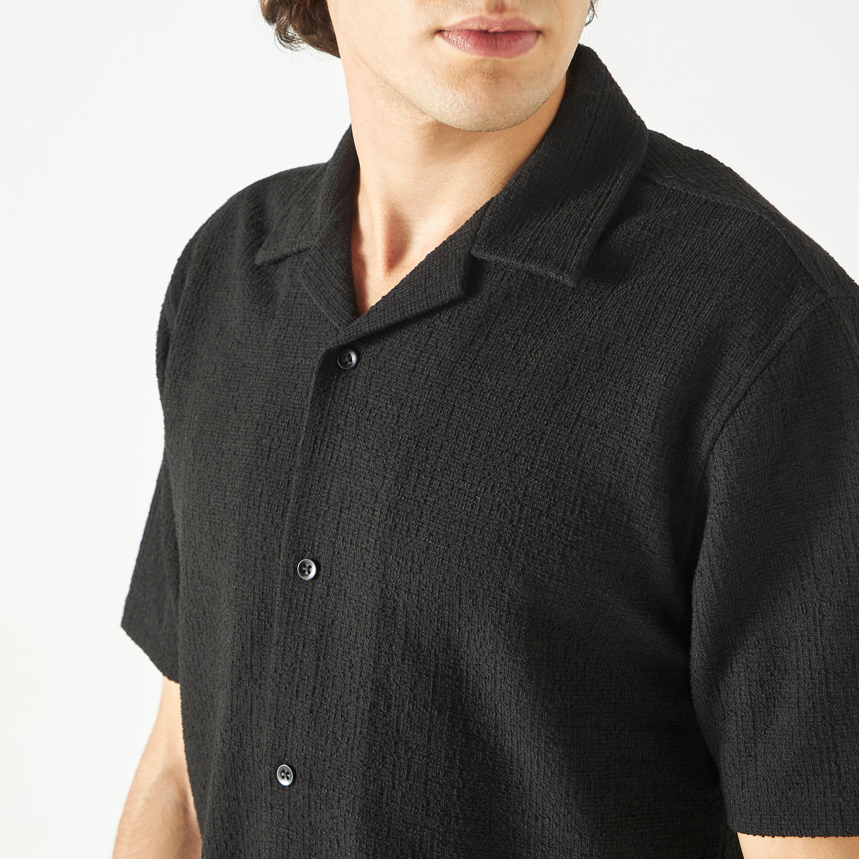 قميص بارز الملمس بياقة كامب وأكمام قصيرة من آيكونيك-men-clothing-shirts-image-4