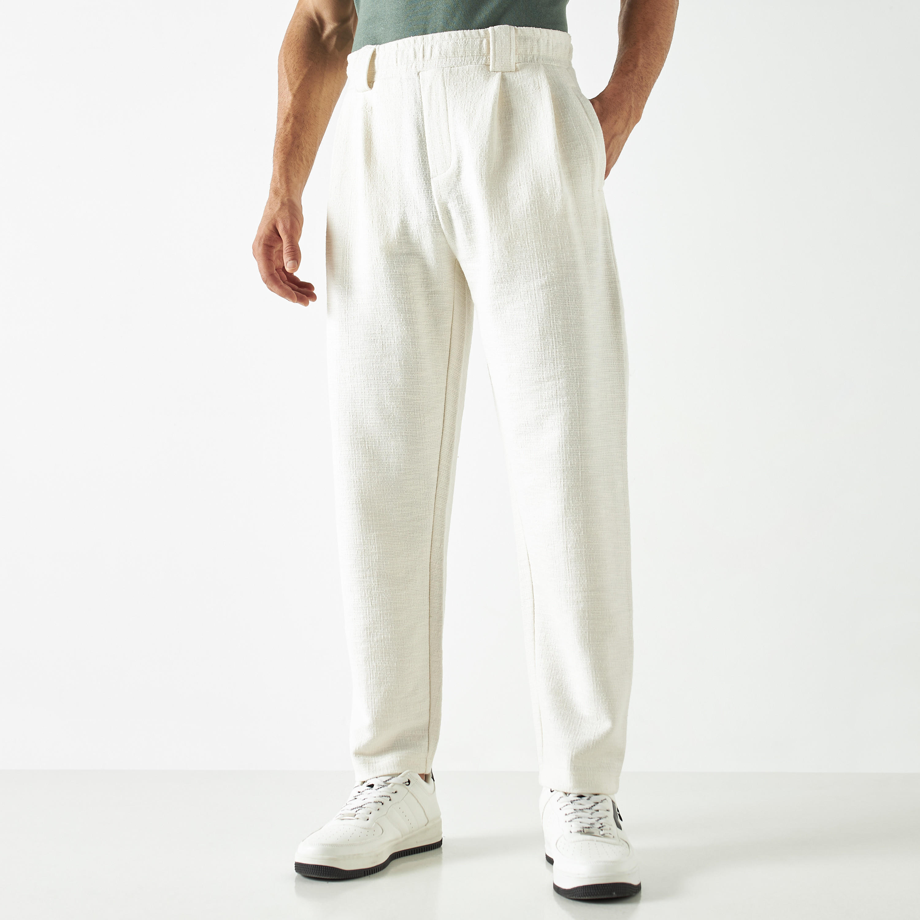 بنطلون بارز الملمس بقصة عادية من آيكونيك-men-clothing-bottoms-trousersandchinos-trousers-image-4