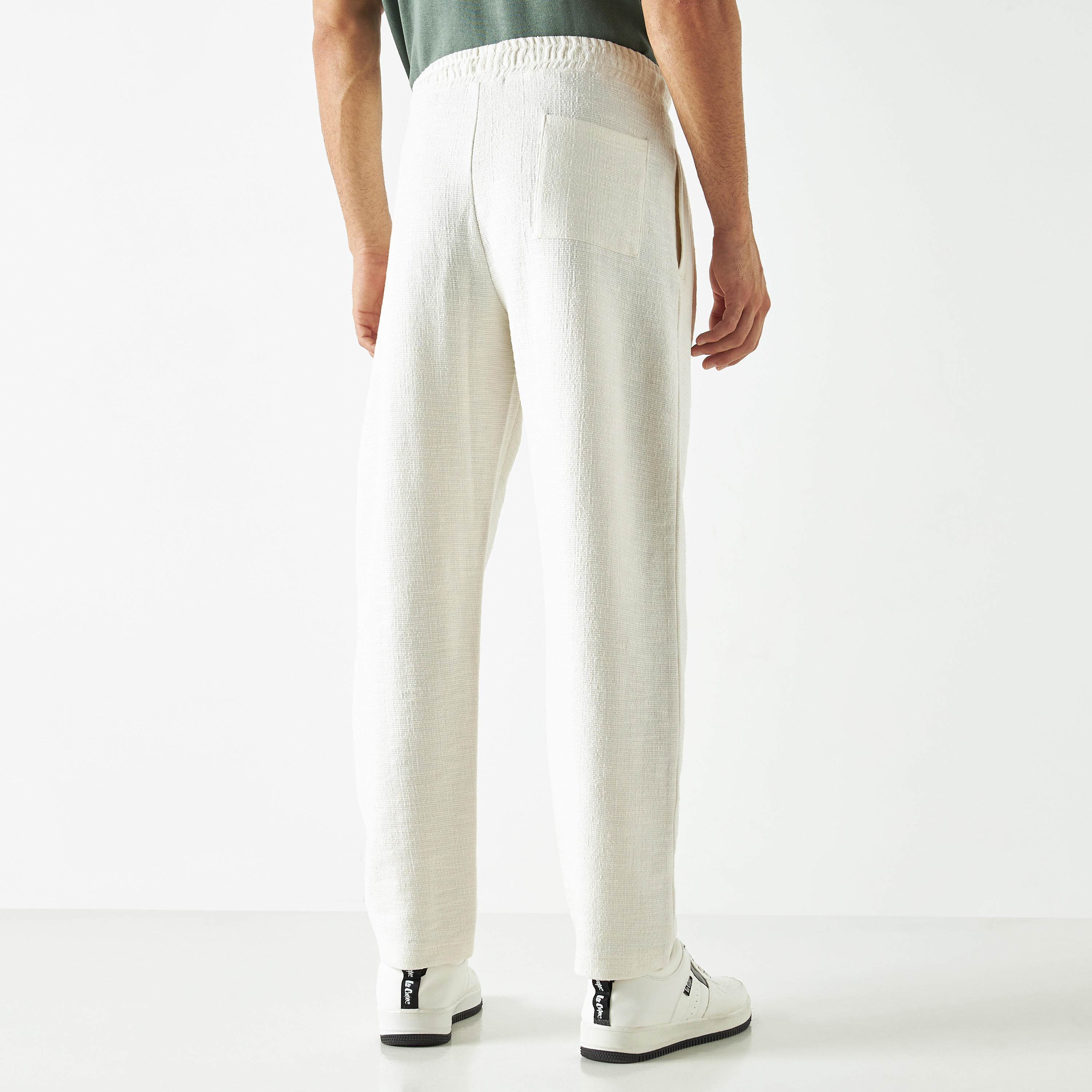 بنطلون بارز الملمس بقصة عادية من آيكونيك-men-clothing-bottoms-trousersandchinos-trousers-image-2