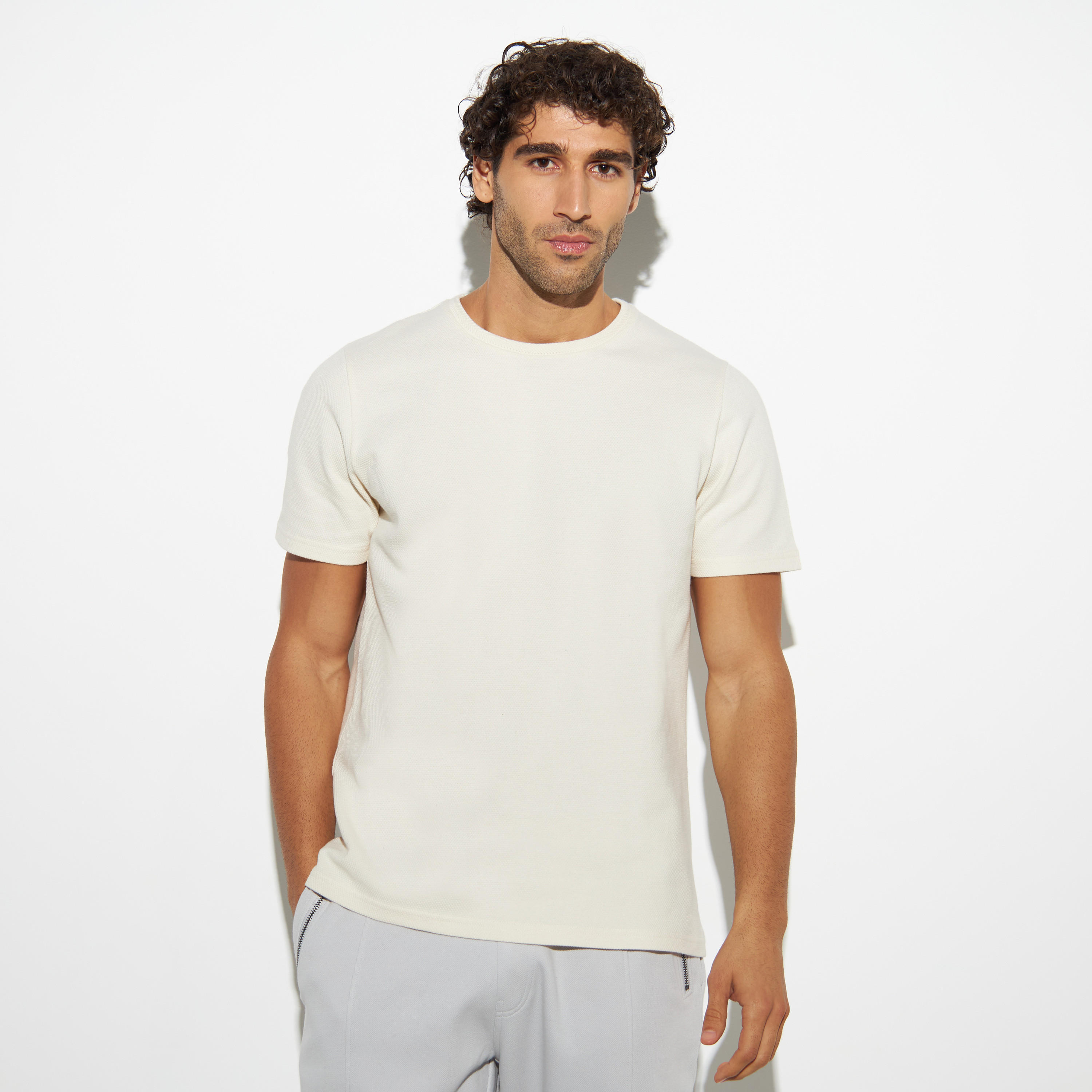 تيشيرت بارز الملمس بياقة ضيّقة وأكمام قصيرة من آيكونك-men-clothing-tshirtsandpolos-tshirts-image-1