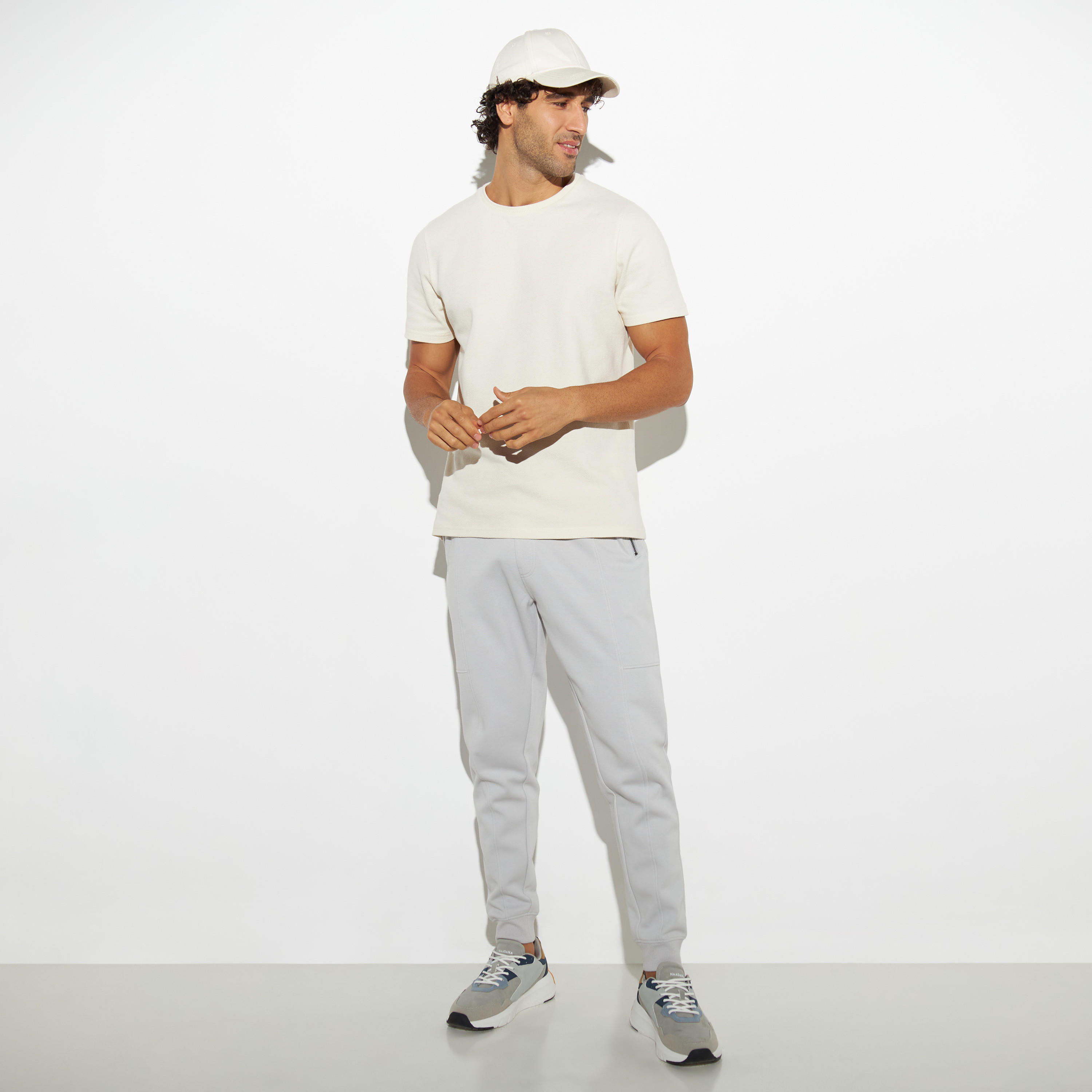 تيشيرت بارز الملمس بياقة ضيّقة وأكمام قصيرة من آيكونك-men-clothing-tshirtsandpolos-tshirts-image-2