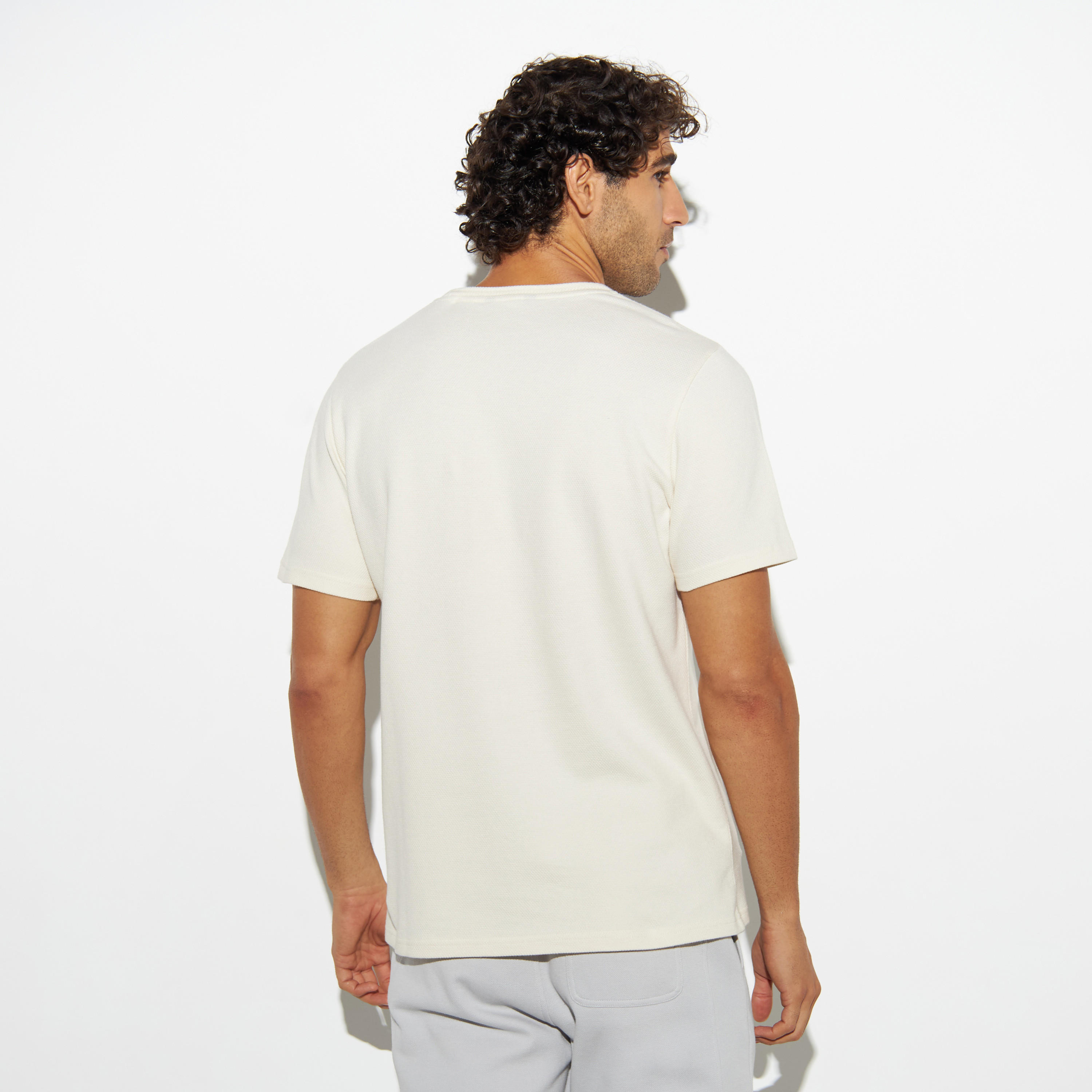 تيشيرت بارز الملمس بياقة ضيّقة وأكمام قصيرة من آيكونك-men-clothing-tshirtsandpolos-tshirts-image-3