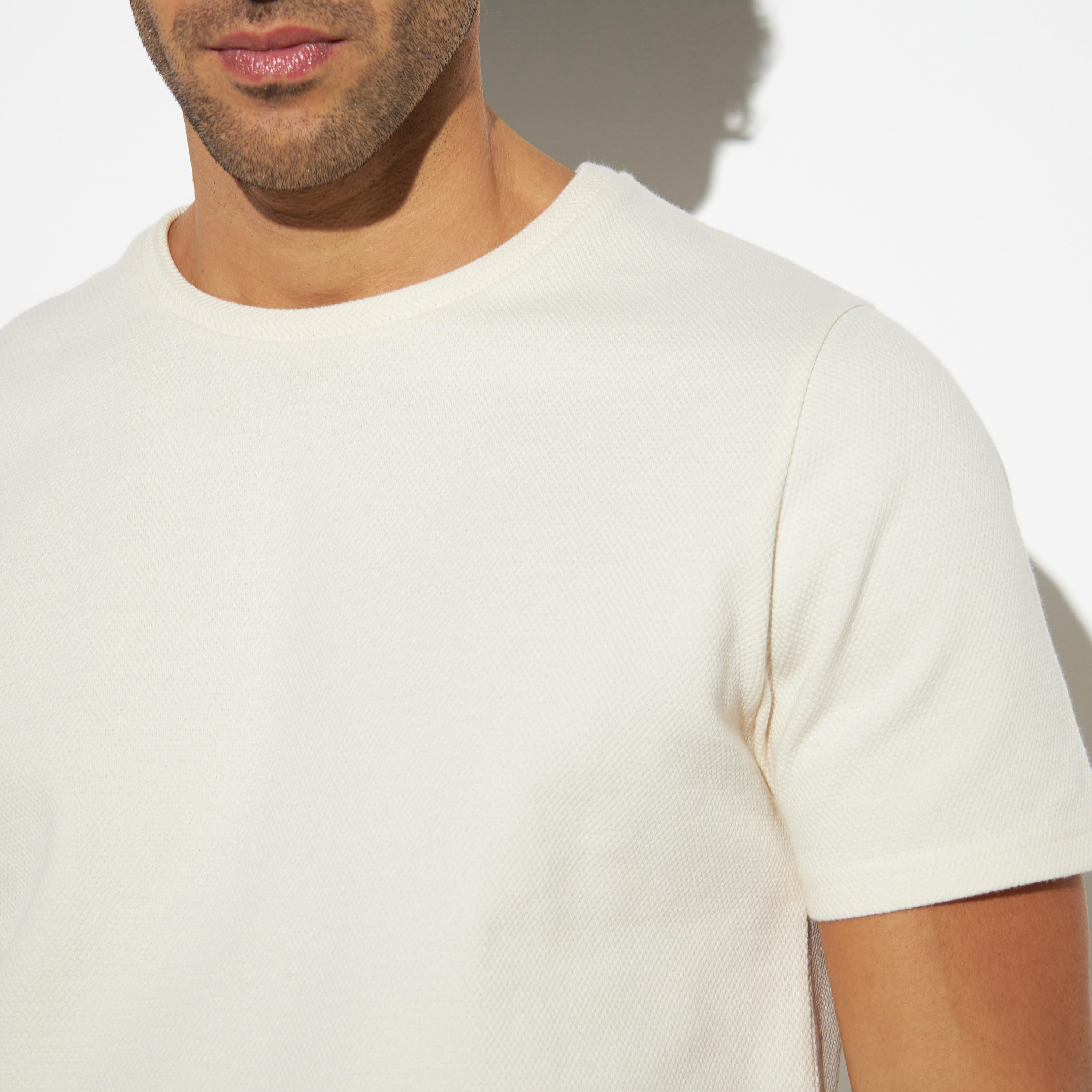 تيشيرت بارز الملمس بياقة ضيّقة وأكمام قصيرة من آيكونك-men-clothing-tshirtsandpolos-tshirts-image-4