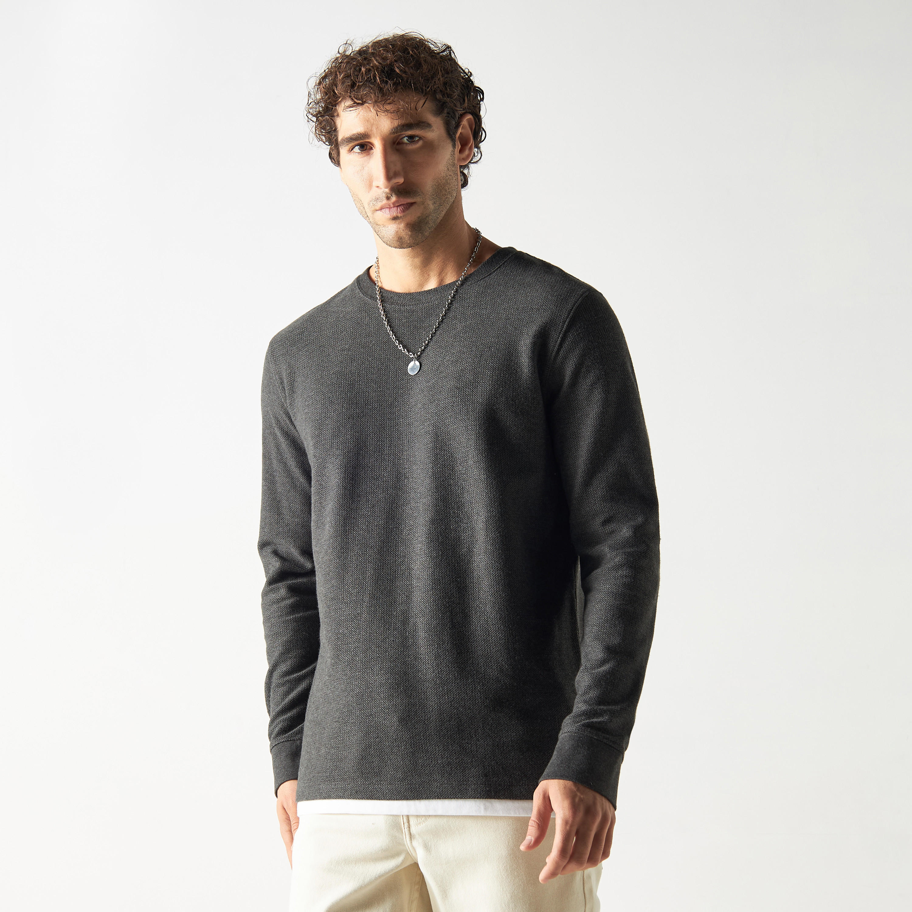 سويت شيرت بارز الملمس بحواف متباينة وأكمام طويلة-men-winterwear-hoodiesandsweatshirts-image-1