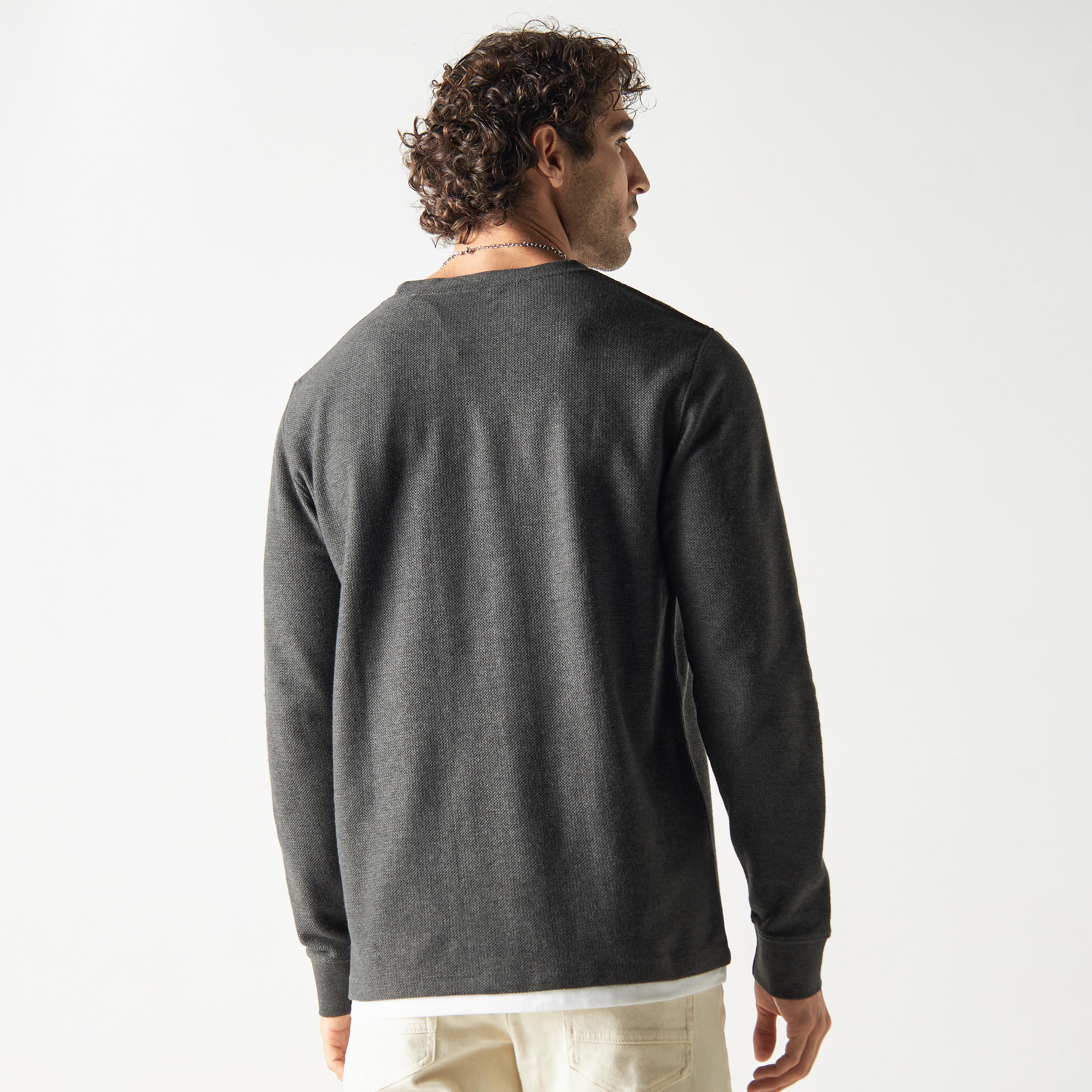 سويت شيرت بارز الملمس بحواف متباينة وأكمام طويلة-men-winterwear-hoodiesandsweatshirts-image-3