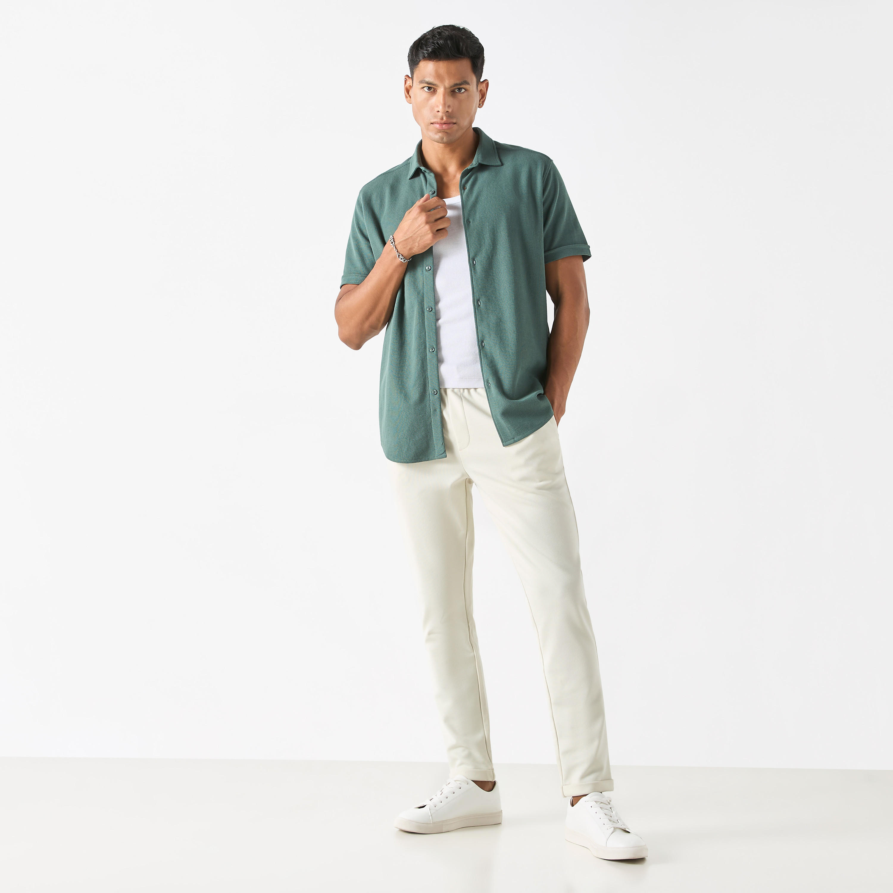 قميص بارز الملمس بقصّة سليم وأكمام قصيرة وياقة عادية-men-clothing-shirts-image-7