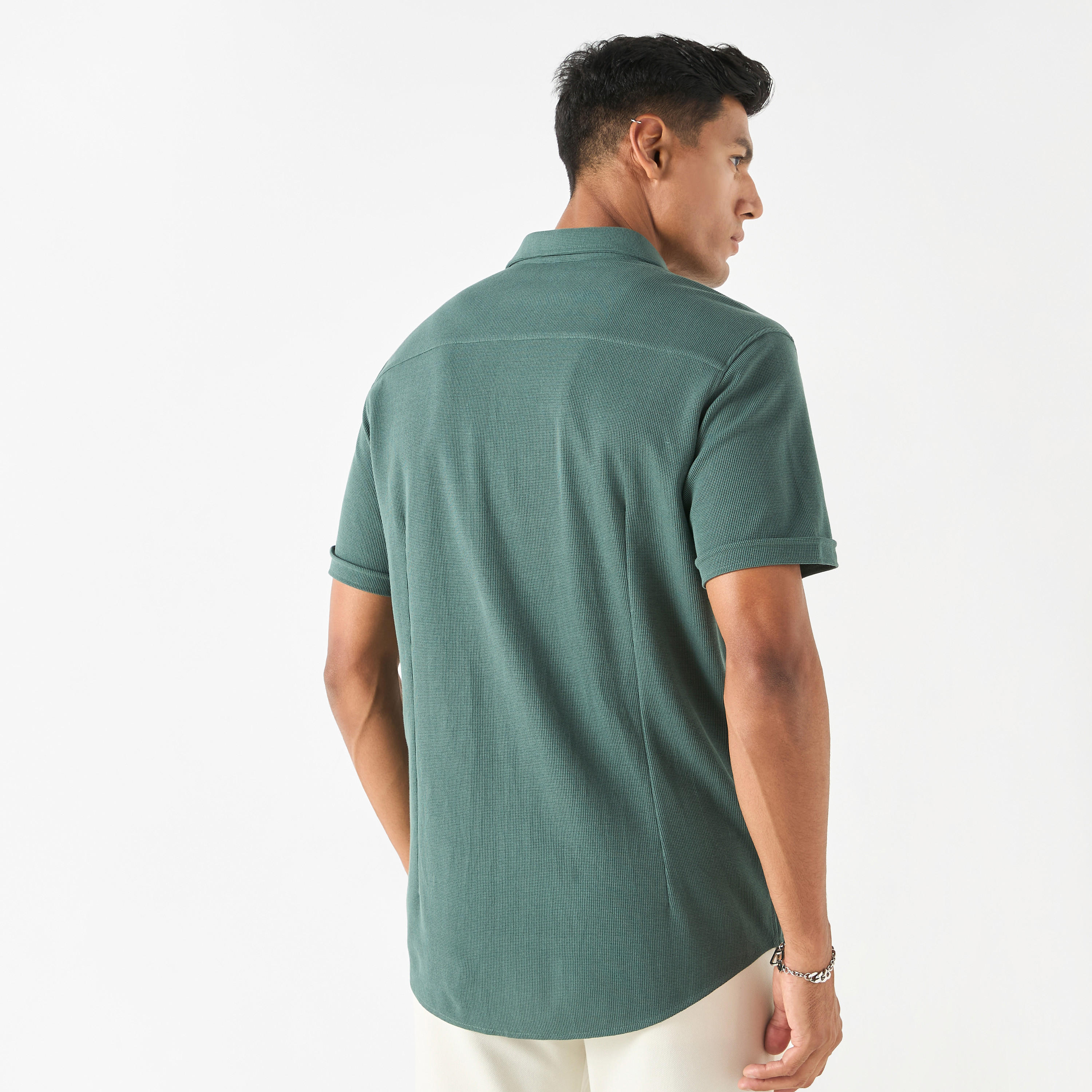 قميص بارز الملمس بقصّة سليم وأكمام قصيرة وياقة عادية-men-clothing-shirts-image-8
