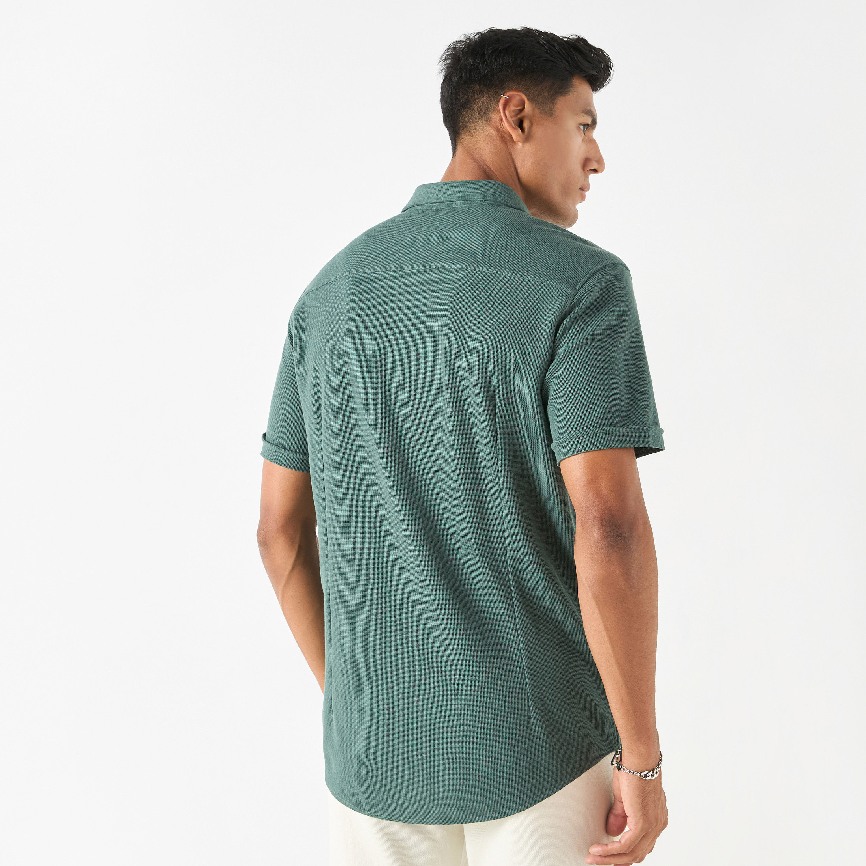 قميص بارز الملمس بقصّة سليم وأكمام قصيرة وياقة عادية-men-clothing-shirts-image-8