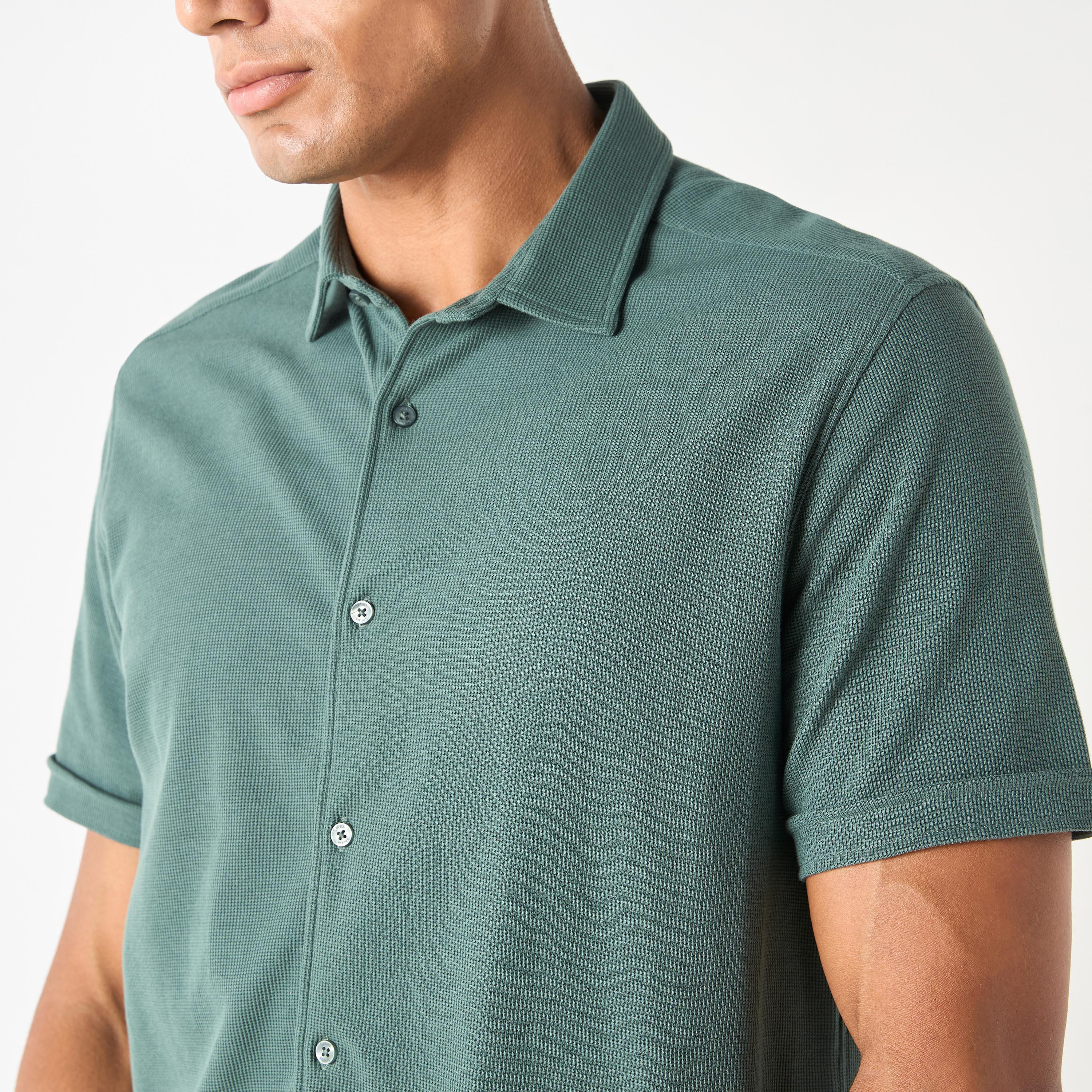 قميص بارز الملمس بقصّة سليم وأكمام قصيرة وياقة عادية-men-clothing-shirts-image-9
