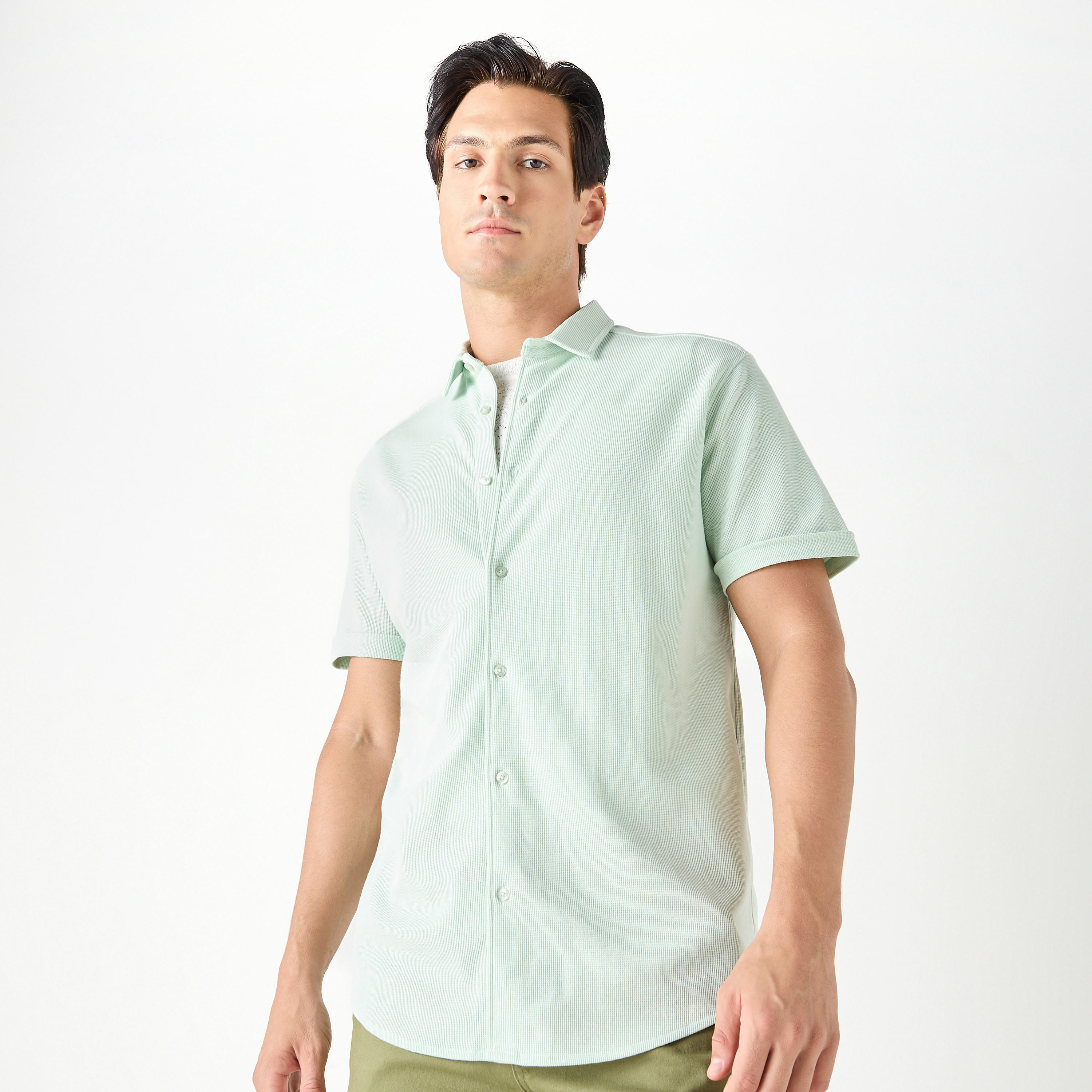 قميص بارز الملمس بقصّة سليم وأكمام قصيرة وياقة عادية-men-clothing-shirts-image-21
