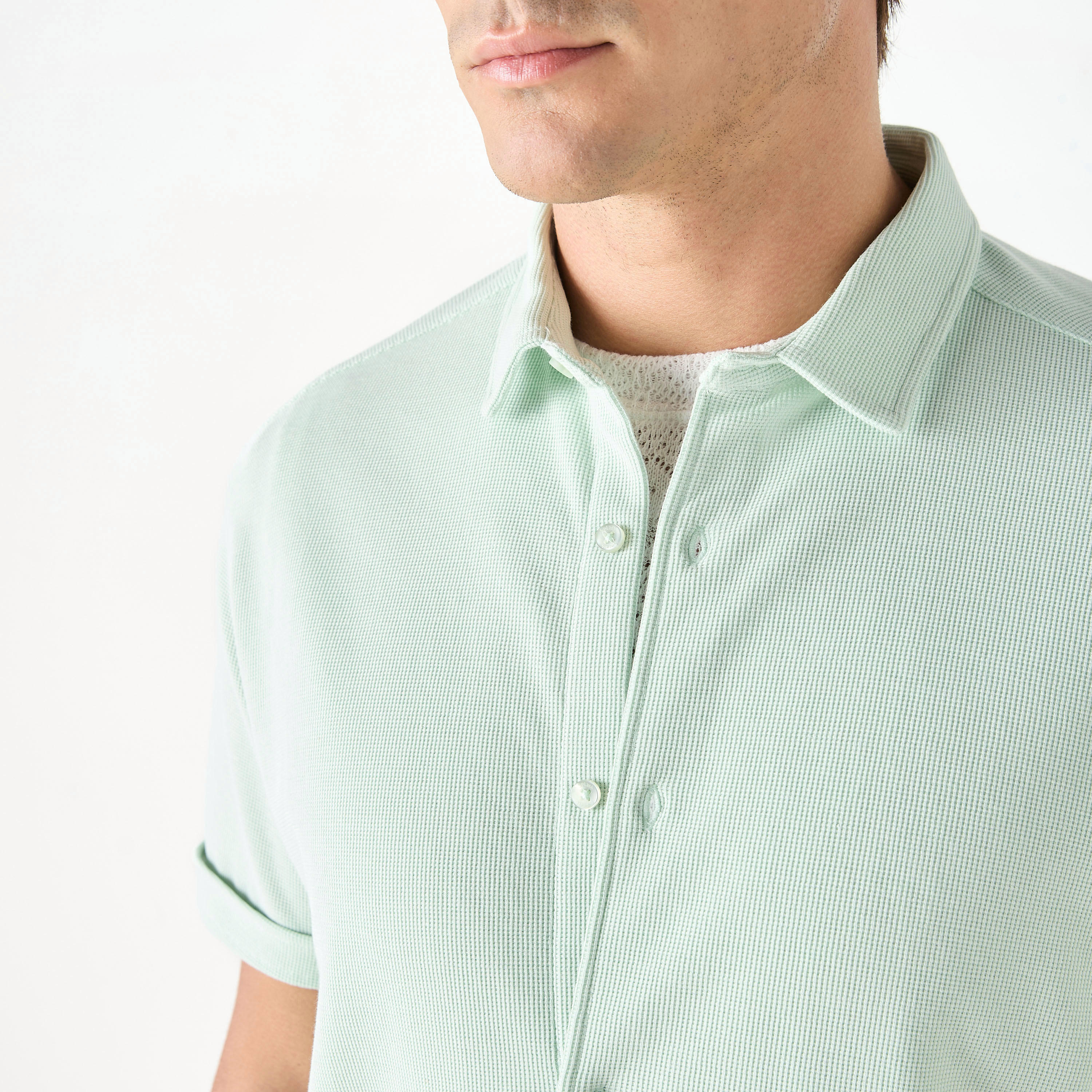 قميص بارز الملمس بقصّة سليم وأكمام قصيرة وياقة عادية-men-clothing-shirts-image-23