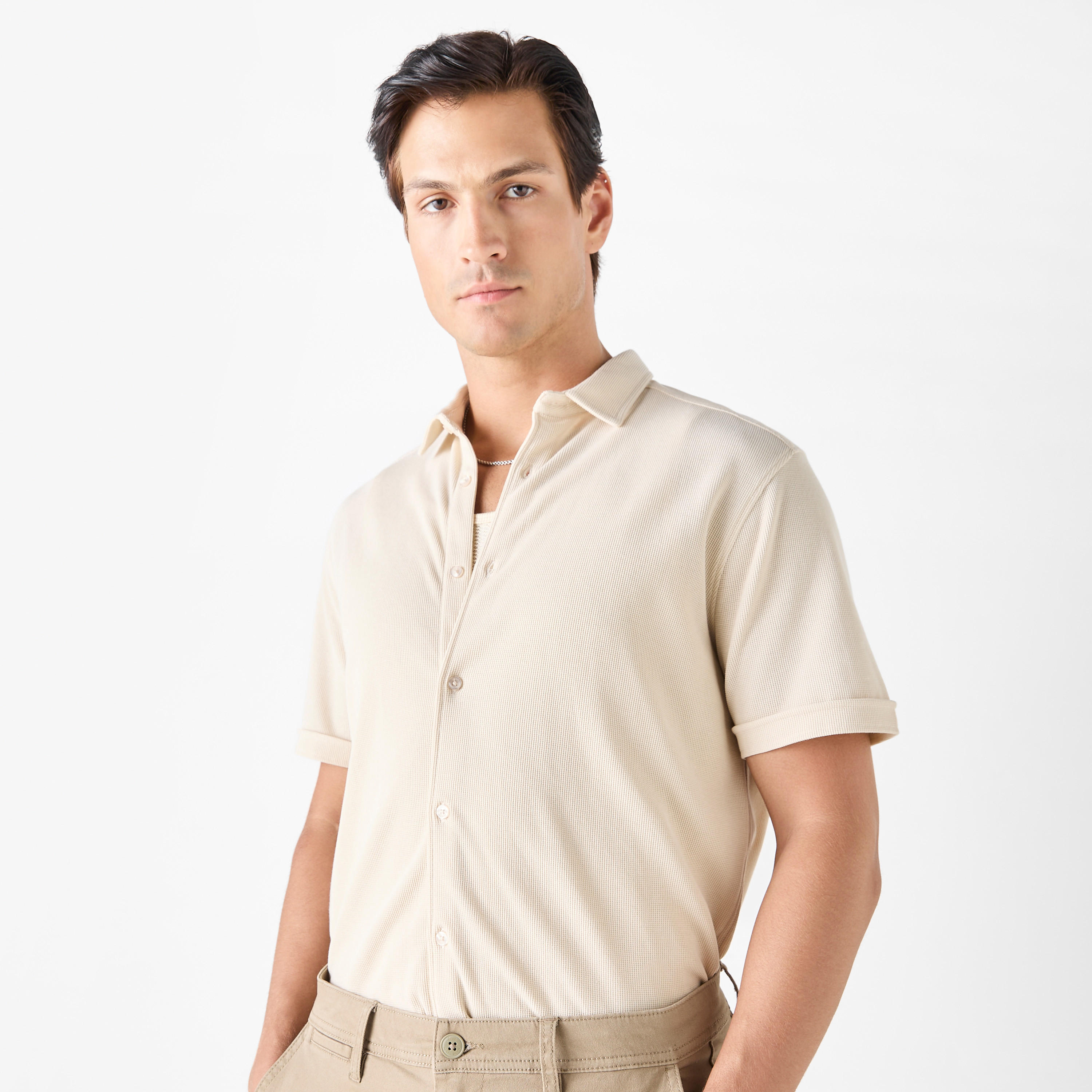 قميص بارز الملمس بقصّة سليم وأكمام قصيرة وياقة عادية-men-clothing-shirts-image-1
