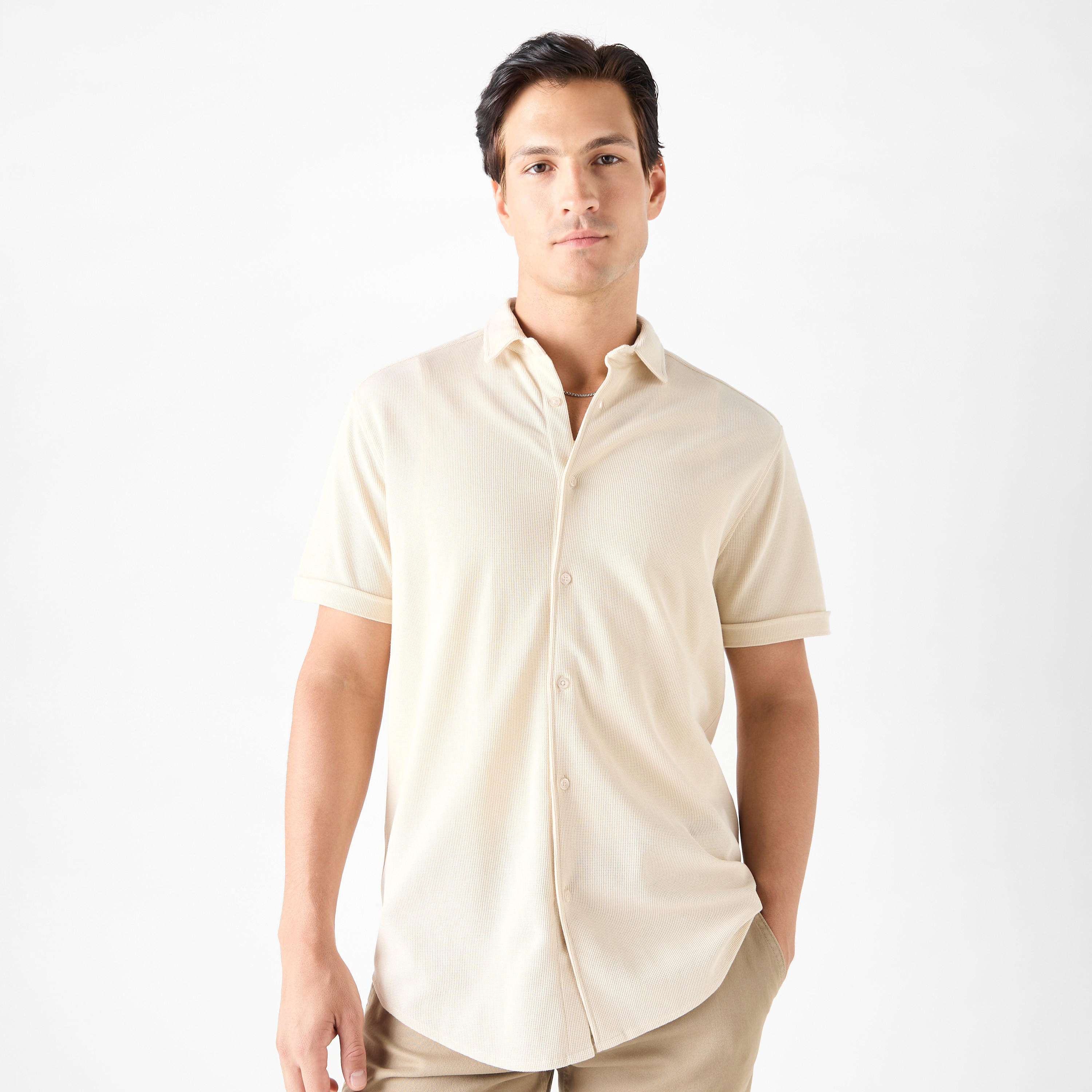 قميص بارز الملمس بقصّة سليم وأكمام قصيرة وياقة عادية-men-clothing-shirts-image-2