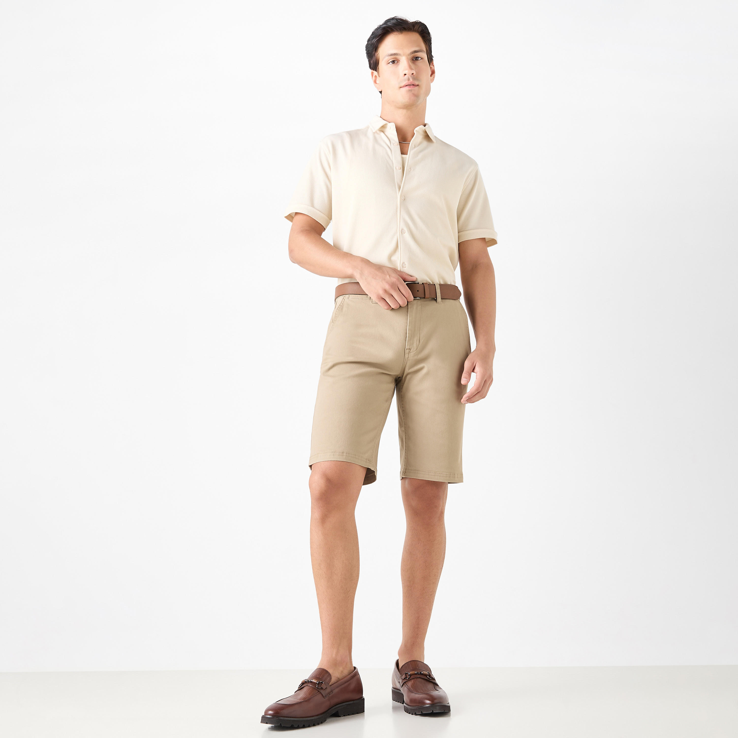 قميص بارز الملمس بقصّة سليم وأكمام قصيرة وياقة عادية-men-clothing-shirts-image-3