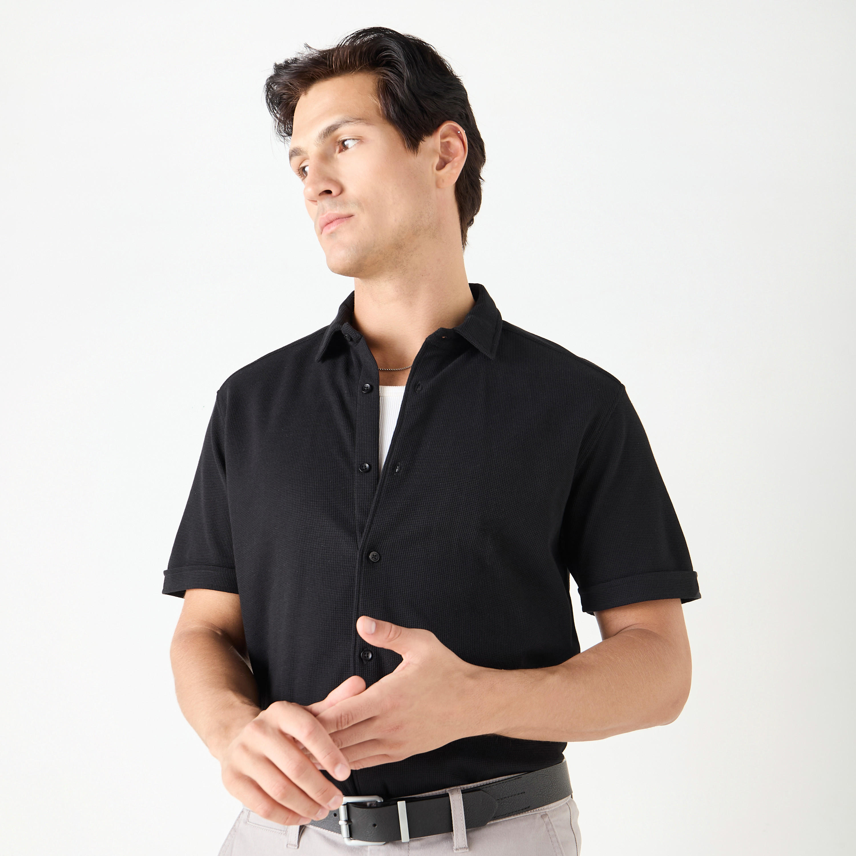 قميص بارز الملمس بقصّة سليم وأكمام قصيرة وياقة عادية-men-clothing-shirts-image-15