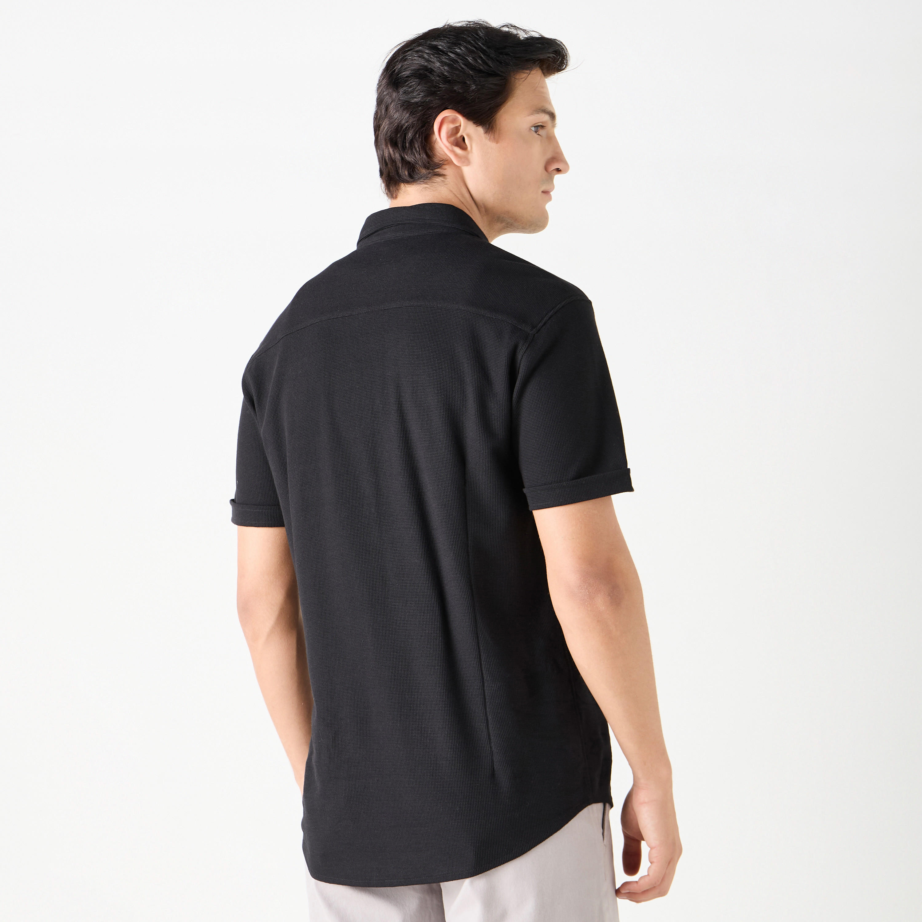 قميص بارز الملمس بقصّة سليم وأكمام قصيرة وياقة عادية-men-clothing-shirts-image-17