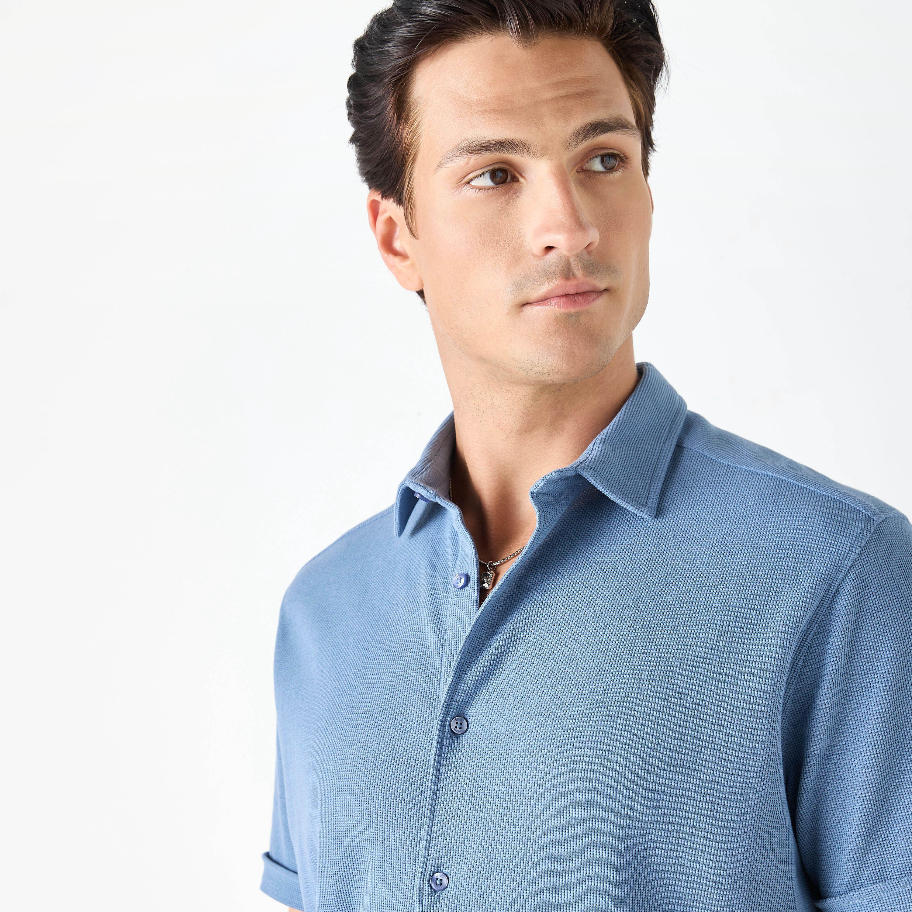 قميص بارز الملمس بقصّة سليم وأكمام قصيرة وياقة عادية-men-clothing-shirts-image-27