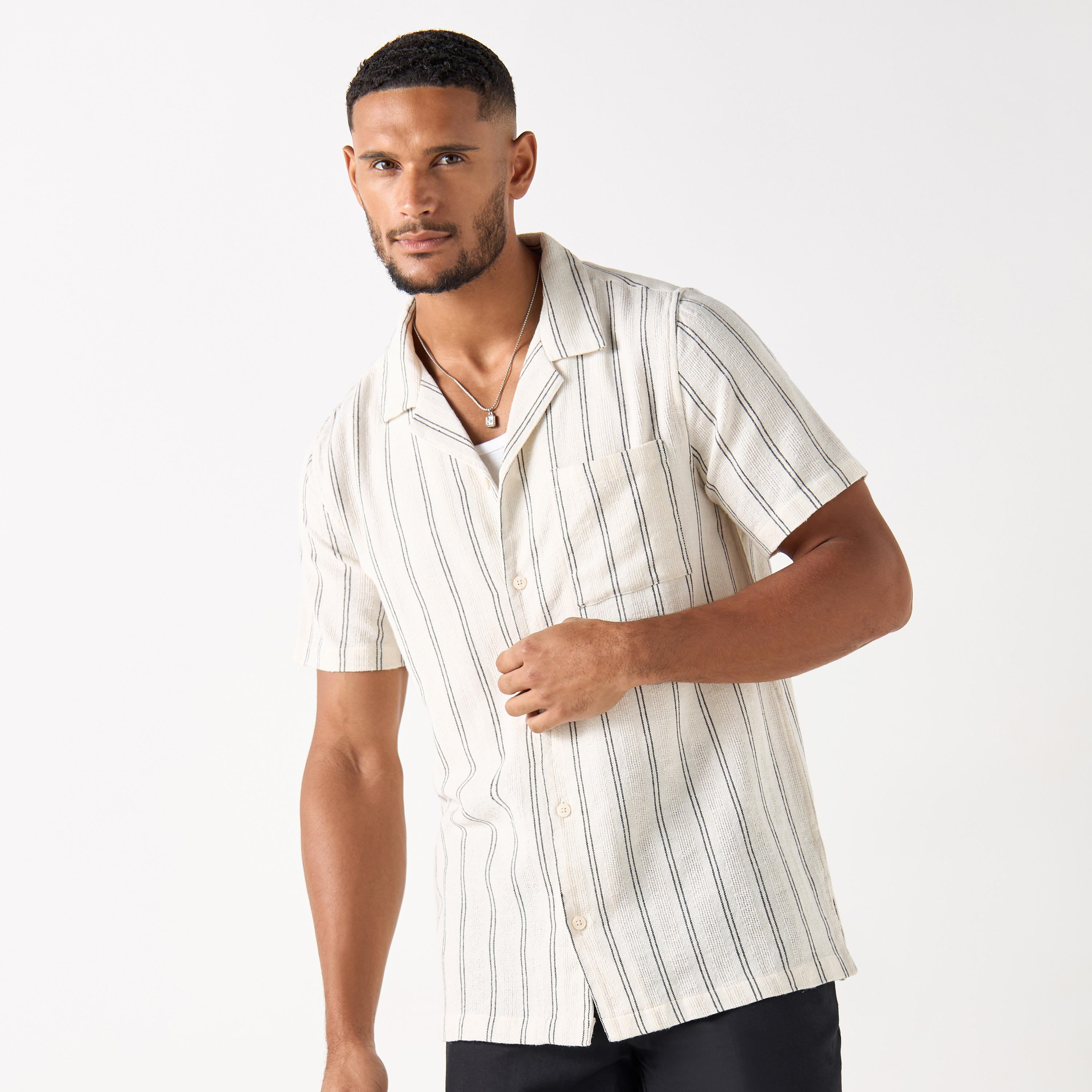 قميص مخطط بقصة مريحة وياقة كامب وأكمام قصيرة-men-clothing-shirts-image-5