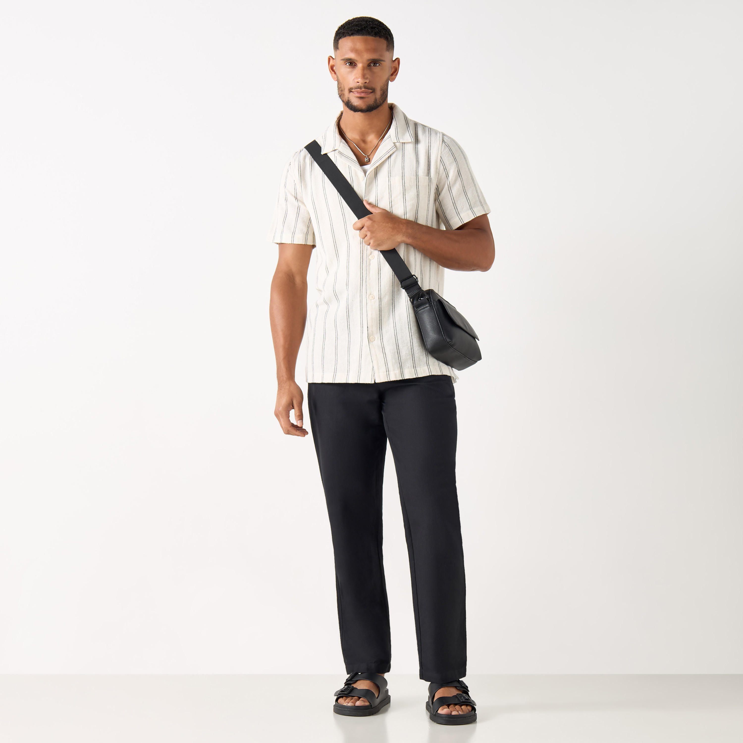 قميص مخطط بقصة مريحة وياقة كامب وأكمام قصيرة-men-clothing-shirts-image-6