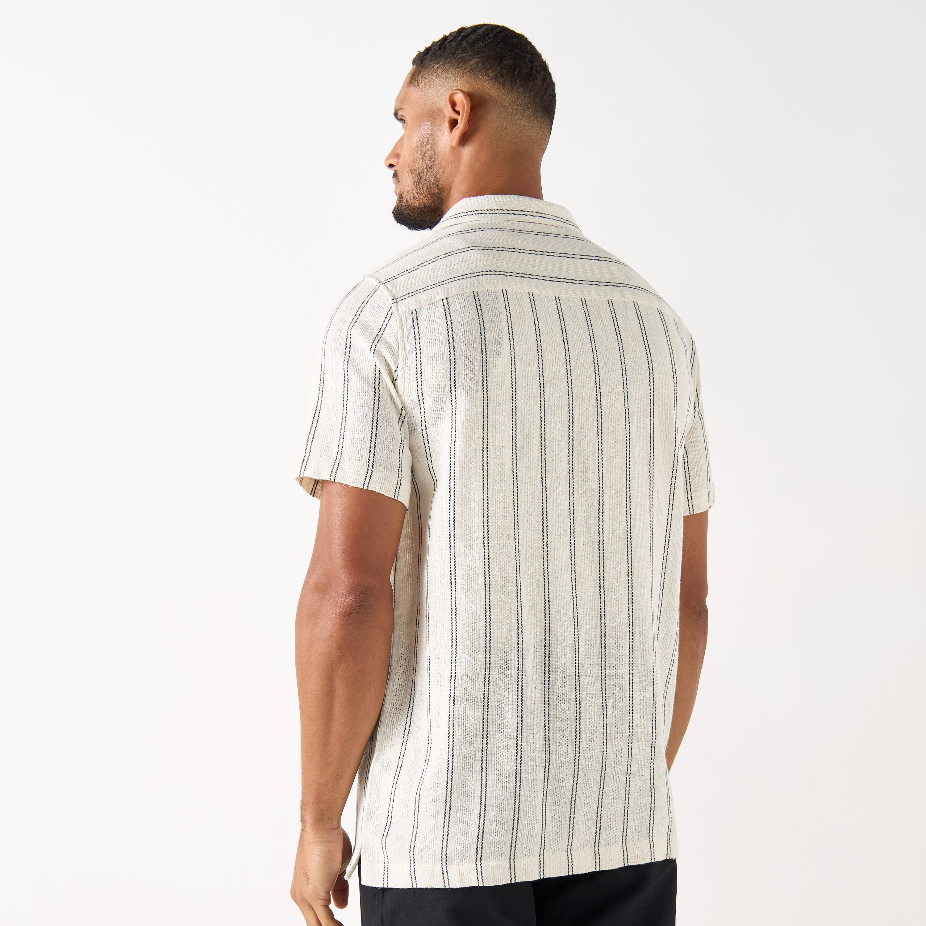قميص مخطط بقصة مريحة وياقة كامب وأكمام قصيرة-men-clothing-shirts-image-7