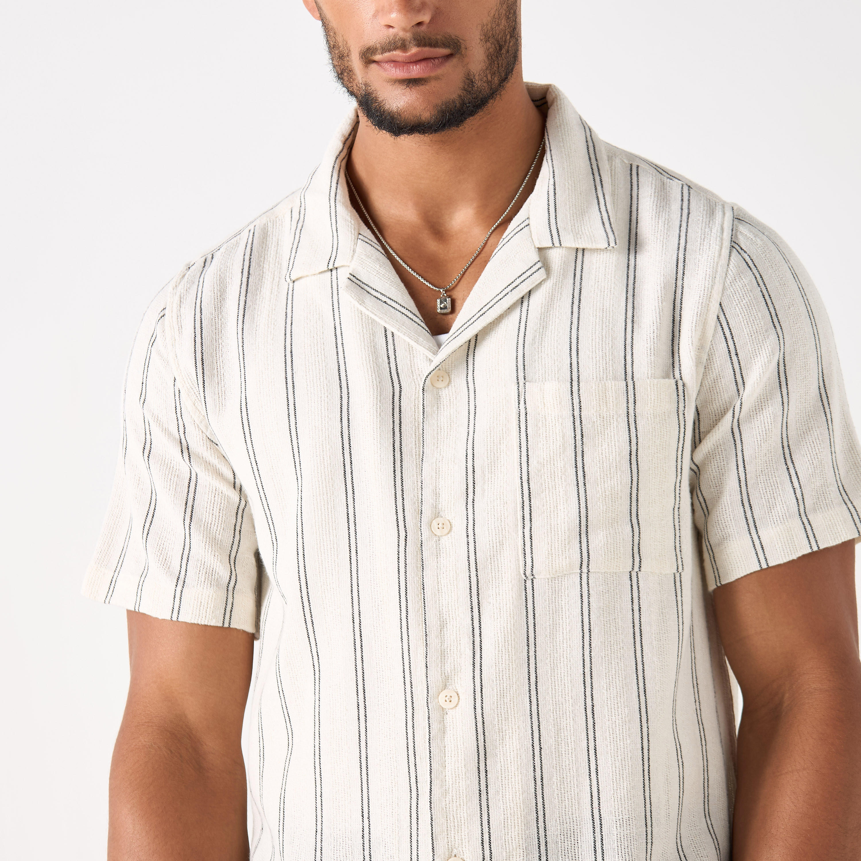 قميص مخطط بقصة مريحة وياقة كامب وأكمام قصيرة-men-clothing-shirts-image-8