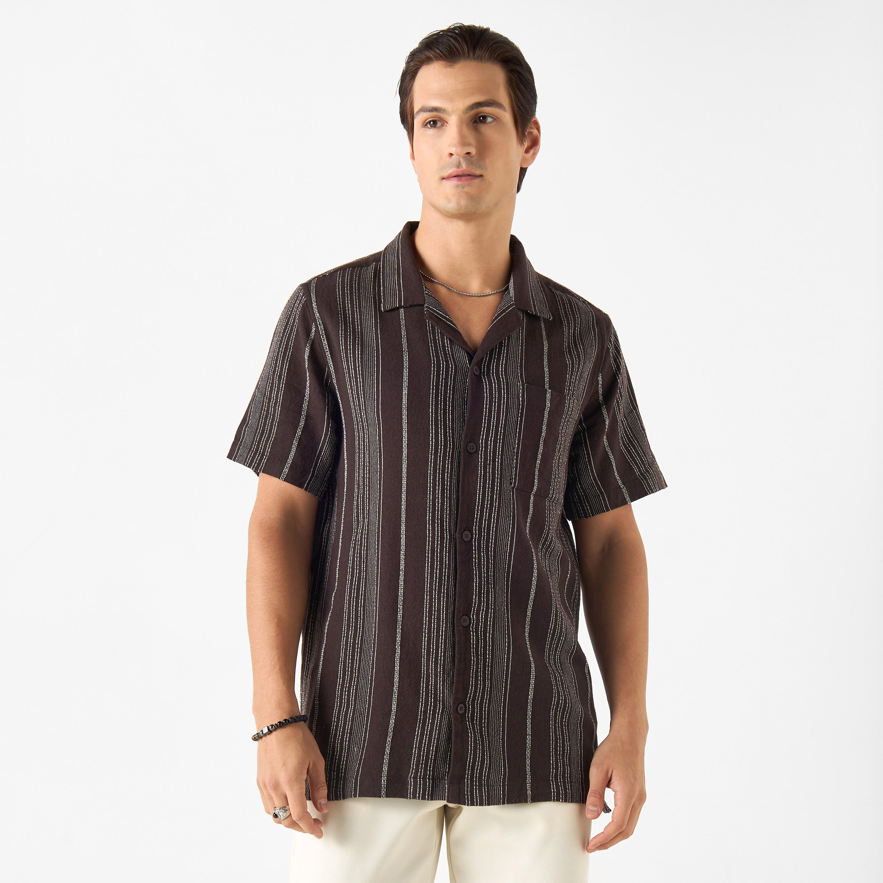 قميص مخطط بقصة مريحة وياقة كامب وأكمام قصيرة-men-clothing-shirts-image-9
