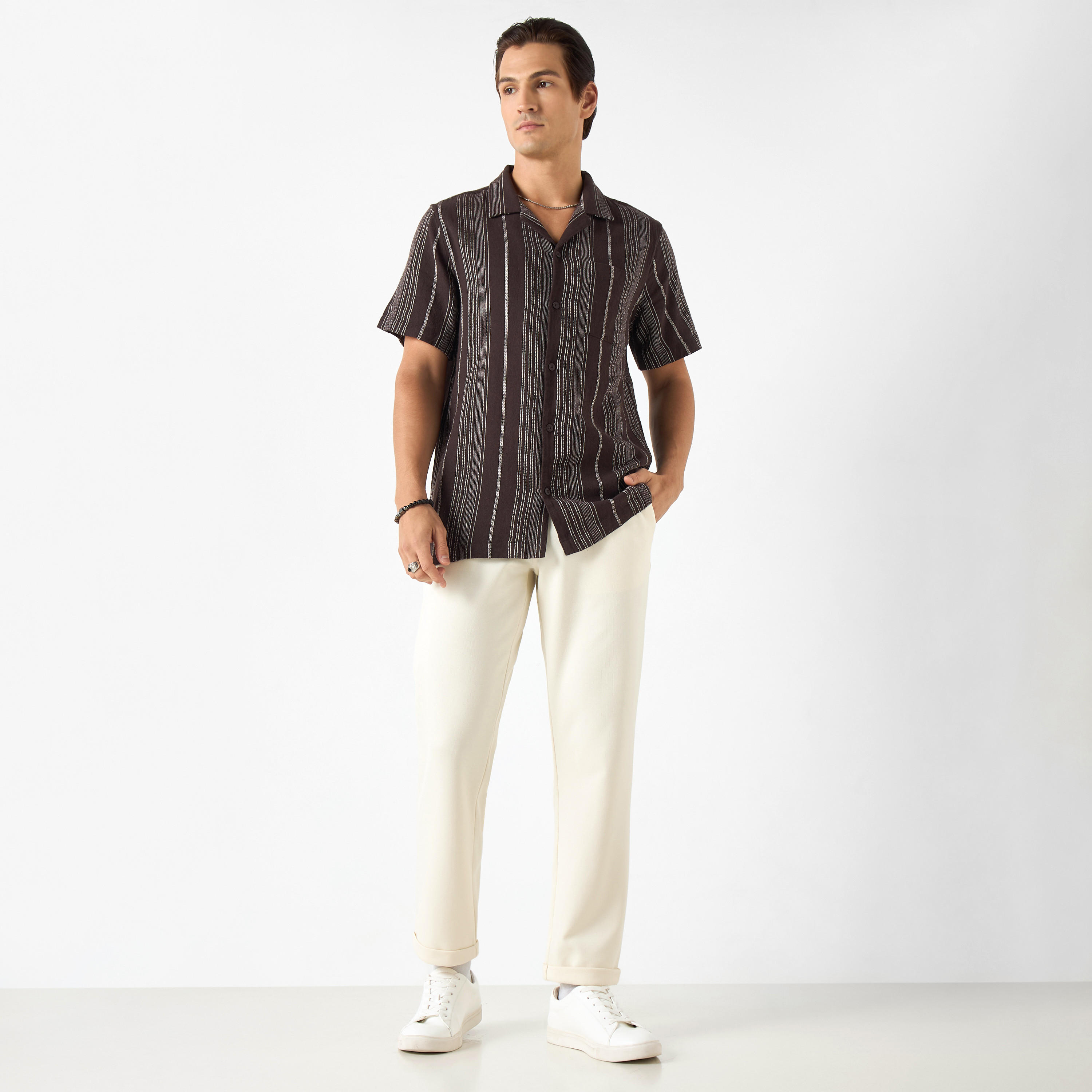 قميص مخطط بقصة مريحة وياقة كامب وأكمام قصيرة-men-clothing-shirts-image-10