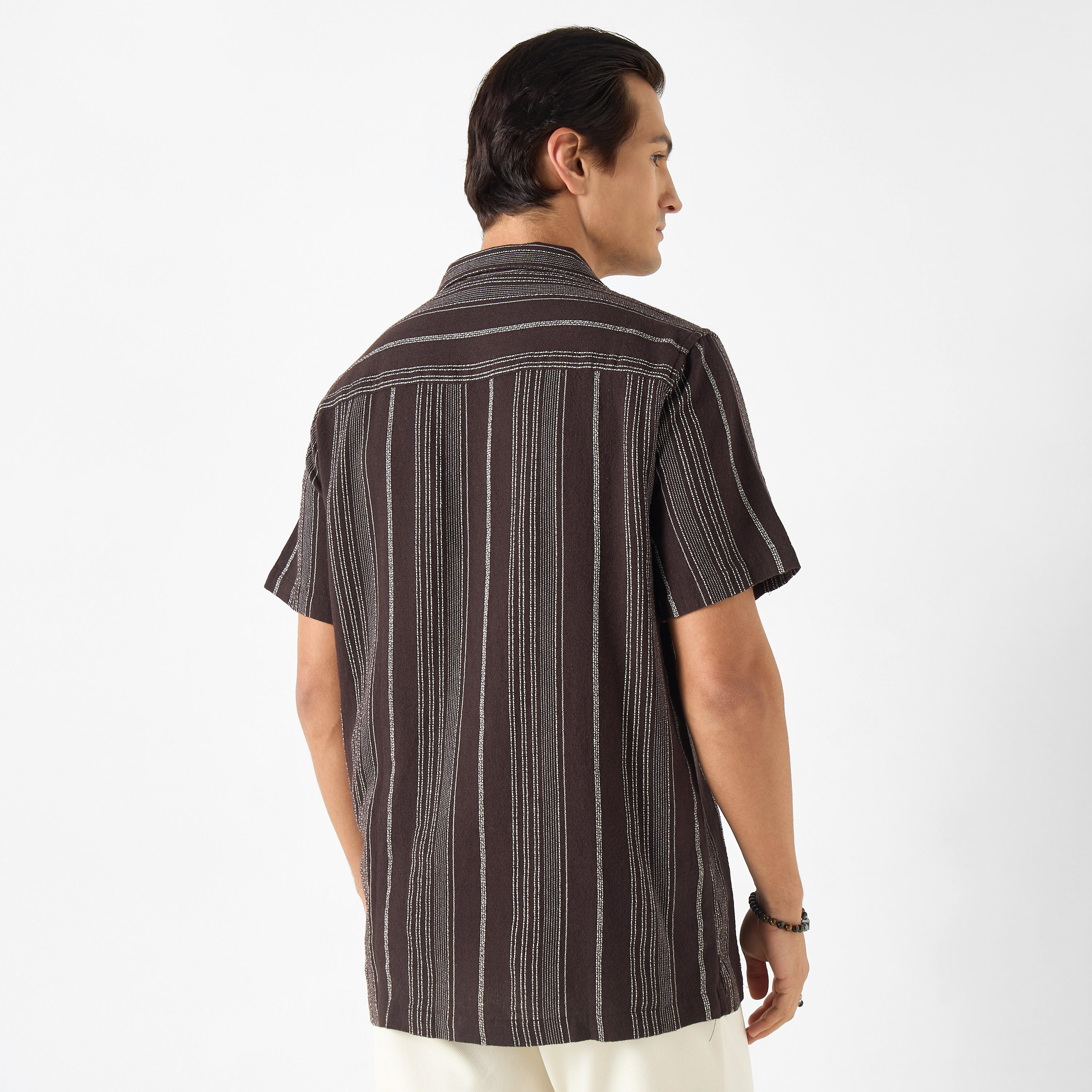 قميص مخطط بقصة مريحة وياقة كامب وأكمام قصيرة-men-clothing-shirts-image-11