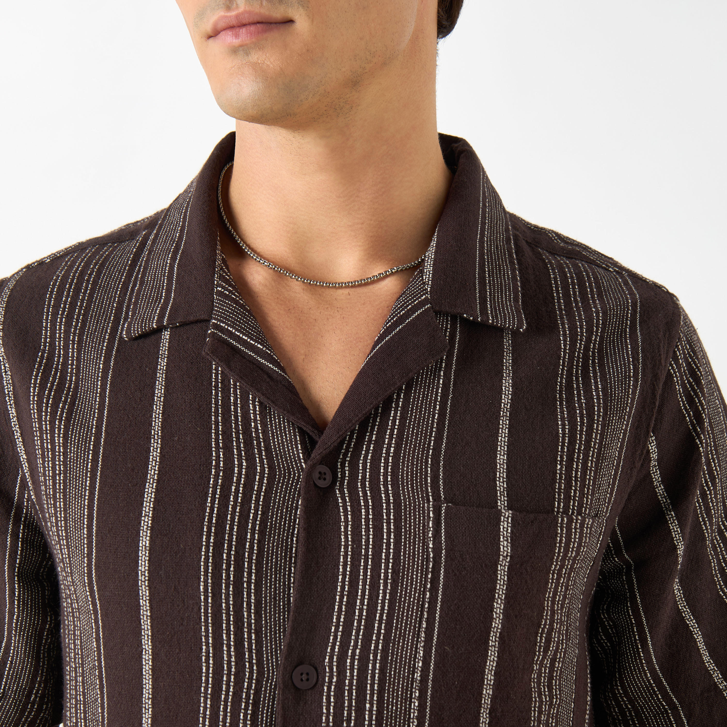 قميص مخطط بقصة مريحة وياقة كامب وأكمام قصيرة-men-clothing-shirts-image-12
