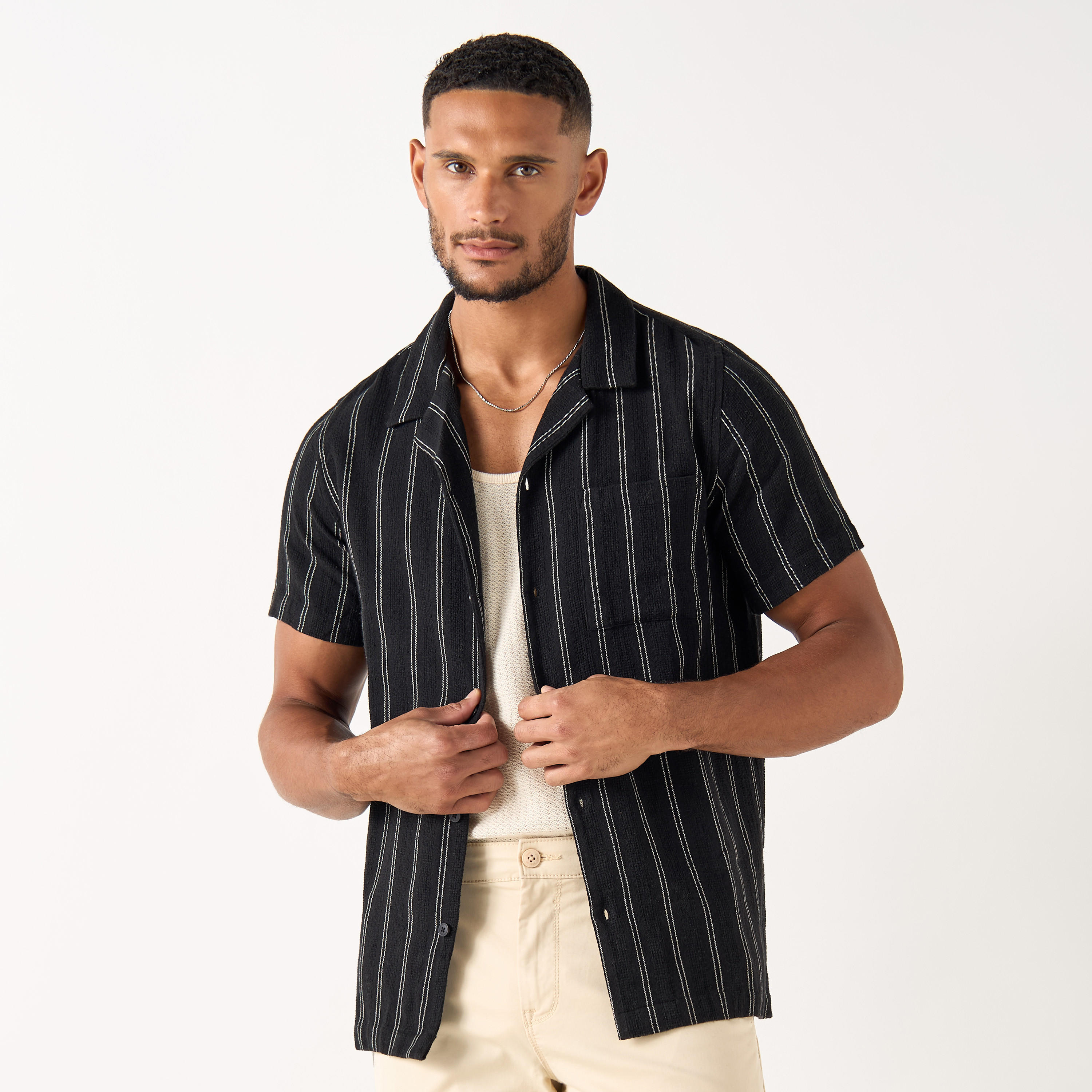 قميص مخطط بقصة مريحة وياقة كامب وأكمام قصيرة-men-clothing-shirts-image-1