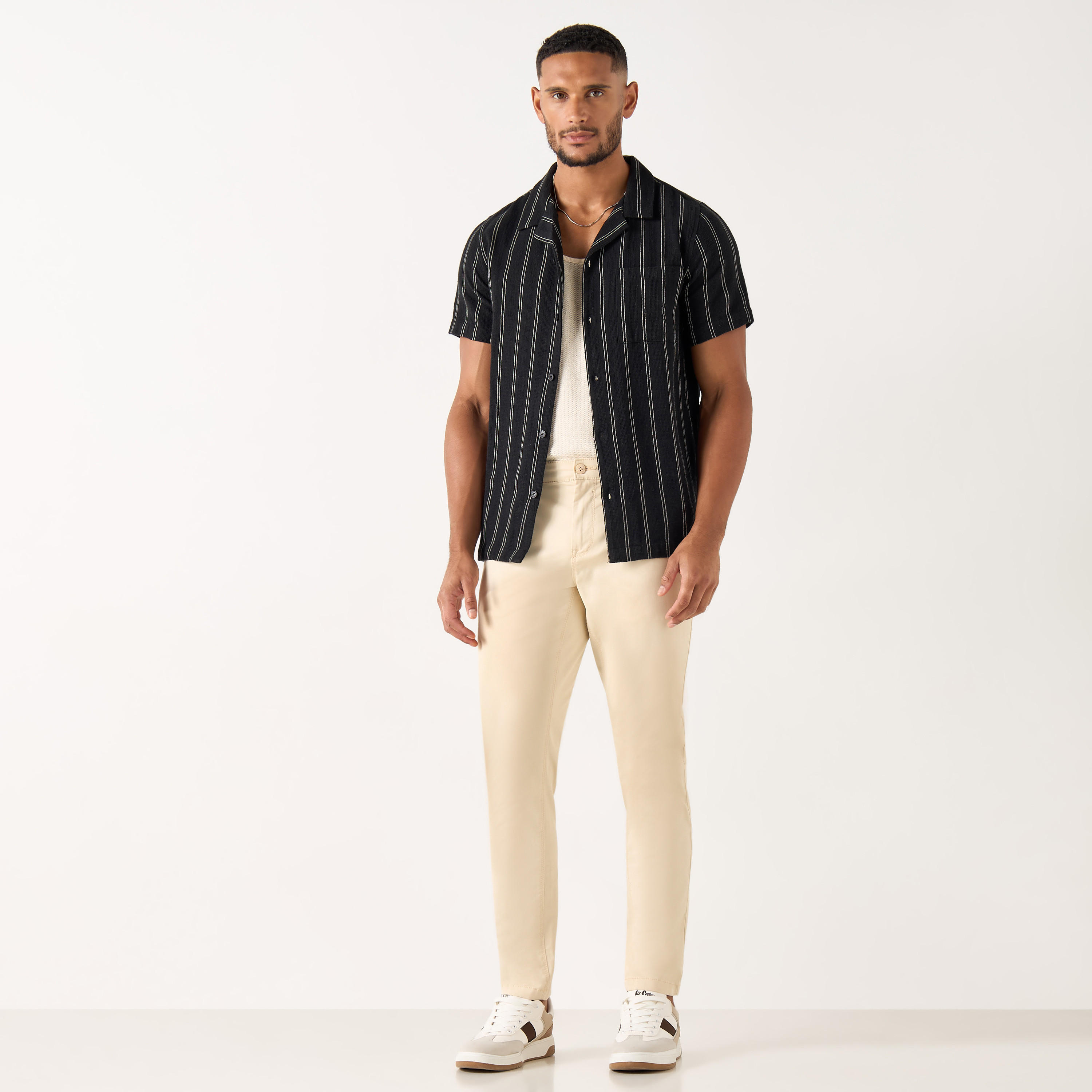 قميص مخطط بقصة مريحة وياقة كامب وأكمام قصيرة-men-clothing-shirts-image-2