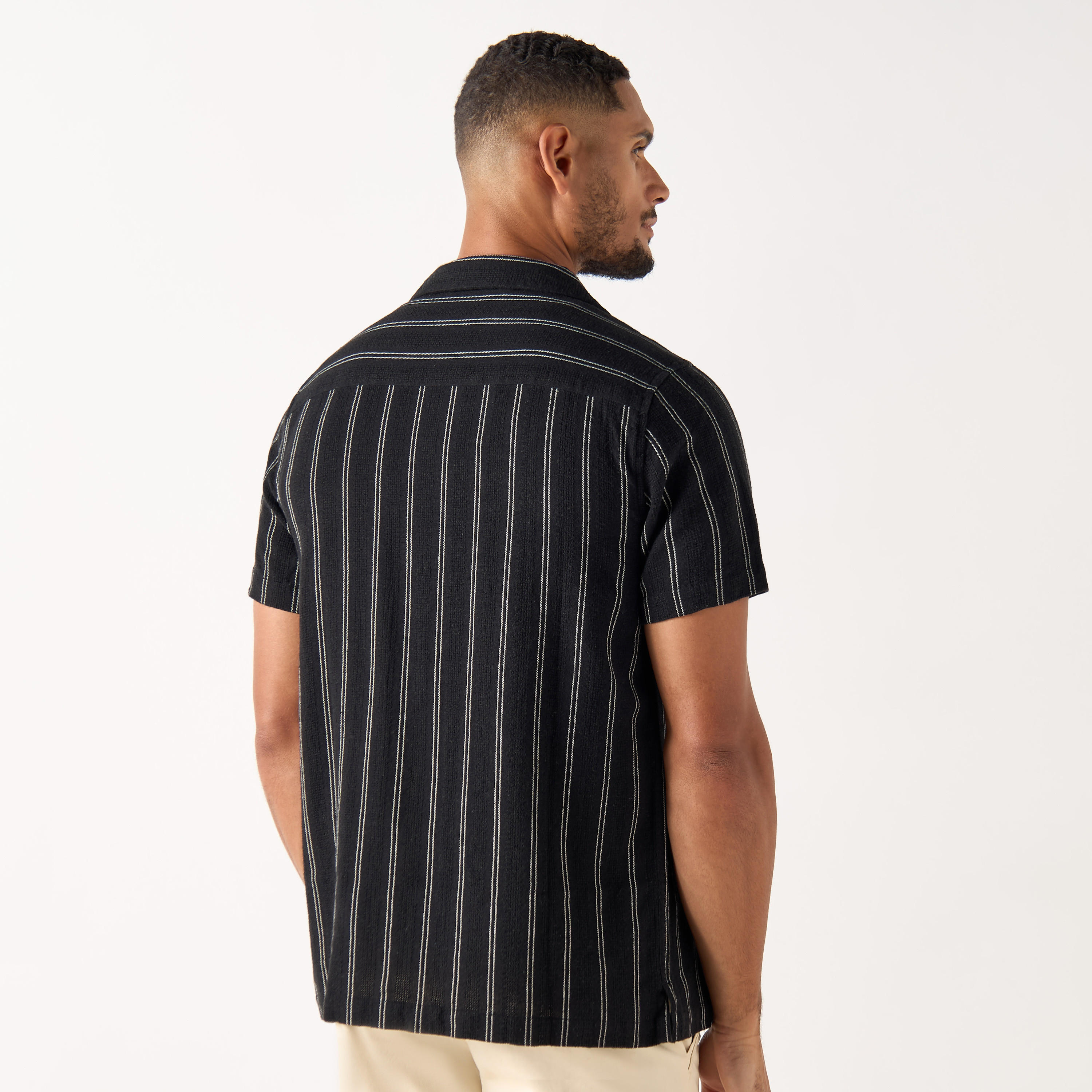 قميص مخطط بقصة مريحة وياقة كامب وأكمام قصيرة-men-clothing-shirts-image-3