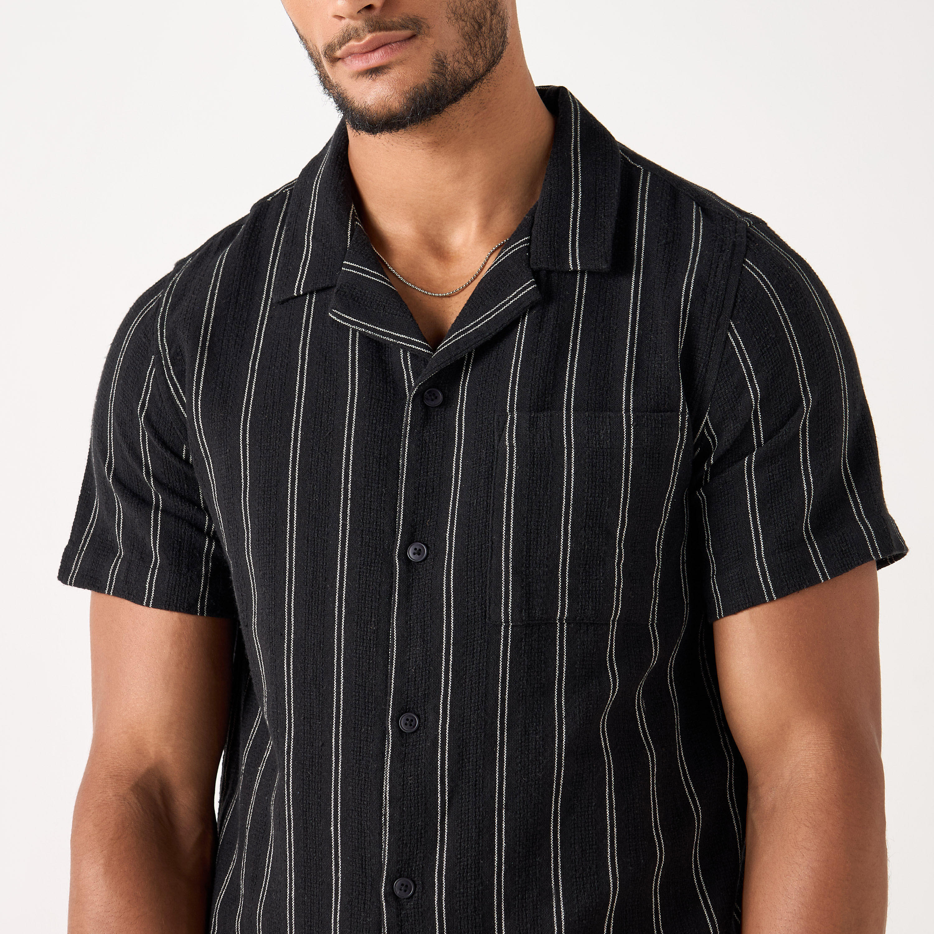 قميص مخطط بقصة مريحة وياقة كامب وأكمام قصيرة-men-clothing-shirts-image-4