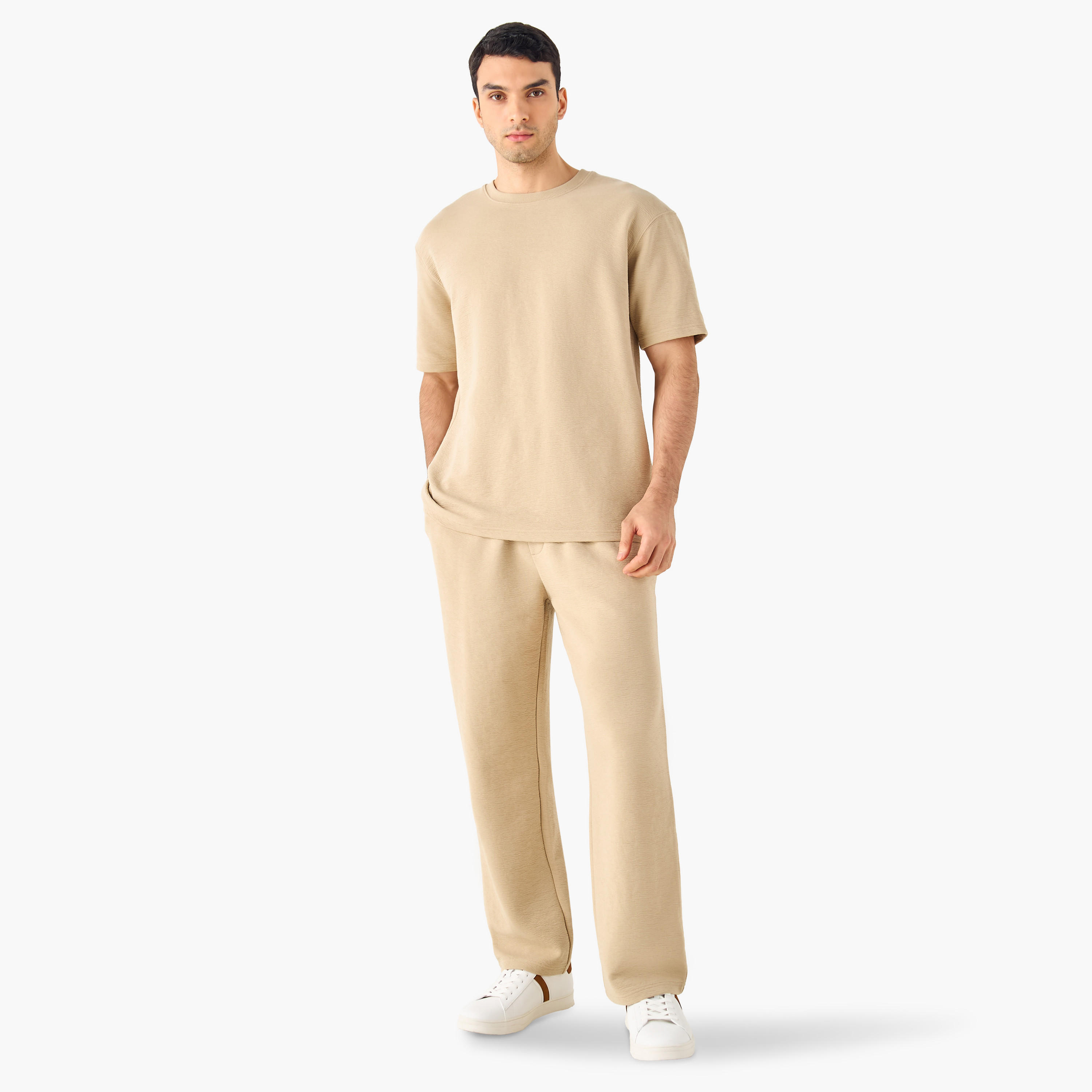 بنطلون بارز الملمس بقصّة مريحة وخصر مطاطي وجيوب-men-clothing-bottoms-joggers-image-2
