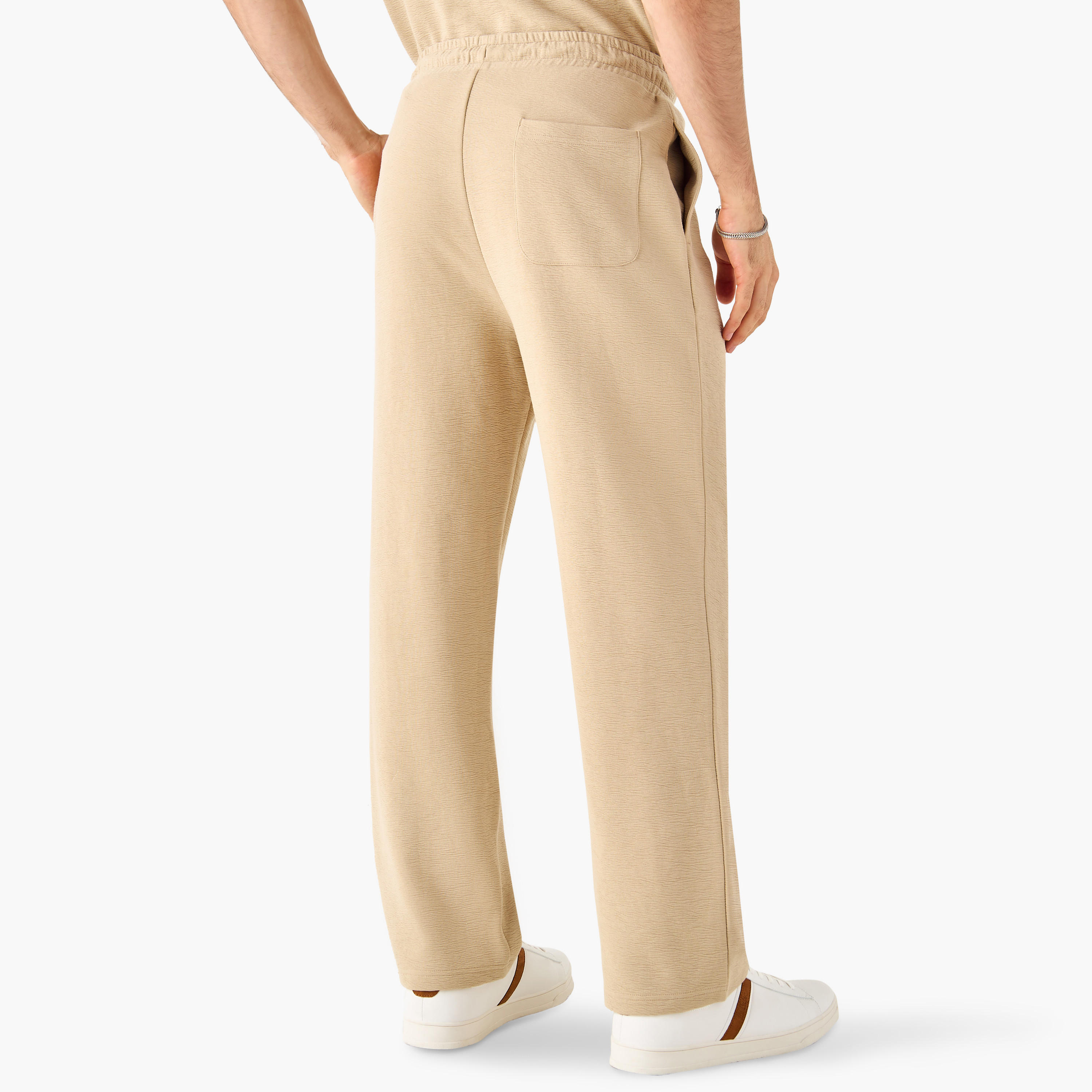 بنطلون بارز الملمس بقصّة مريحة وخصر مطاطي وجيوب-men-clothing-bottoms-joggers-image-3