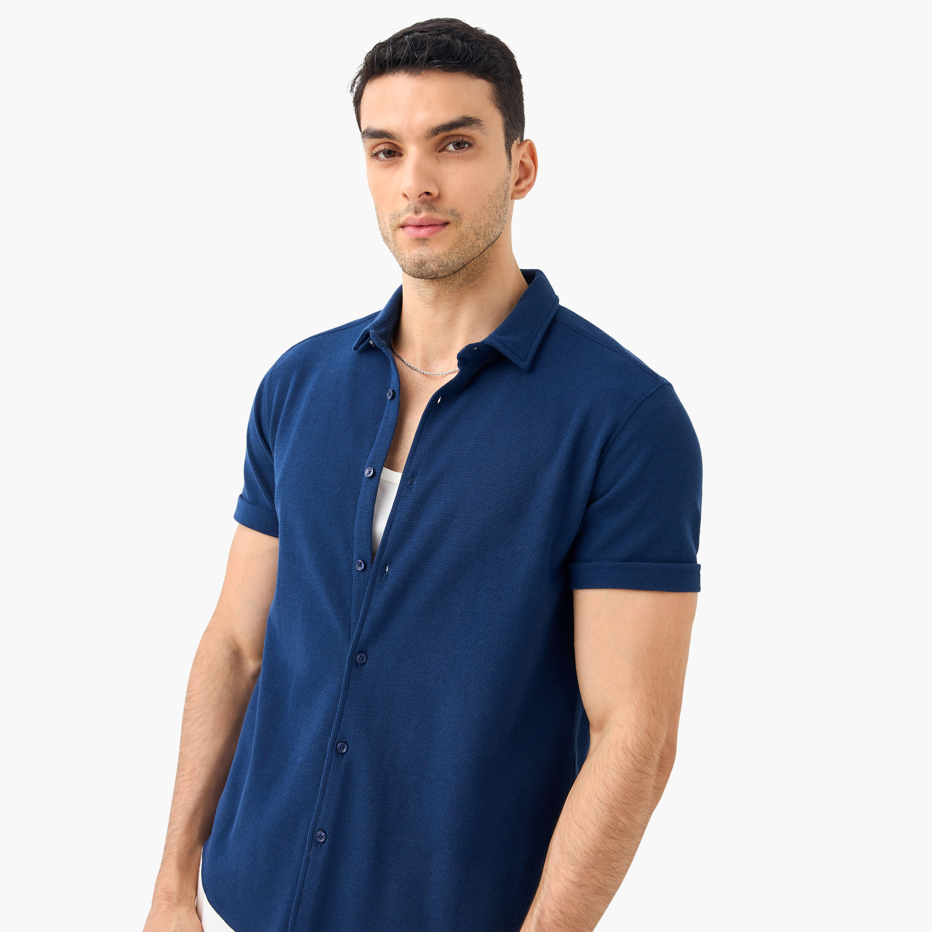 قميص بارز الملمس بقصة سليم وياقة عادية وأكمام قصيرة-men-clothing-shirts-image-7