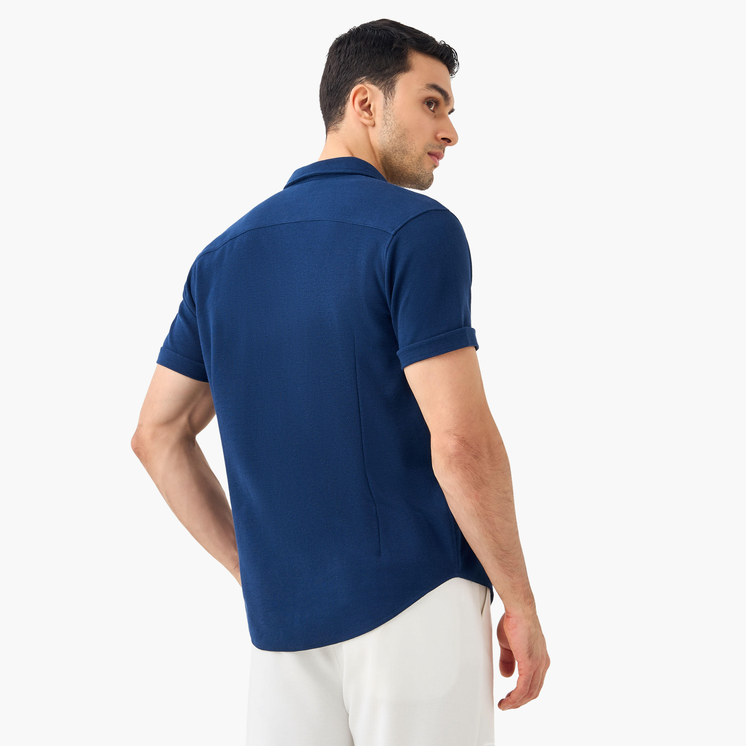 قميص بارز الملمس بقصة سليم وياقة عادية وأكمام قصيرة-men-clothing-shirts-image-9