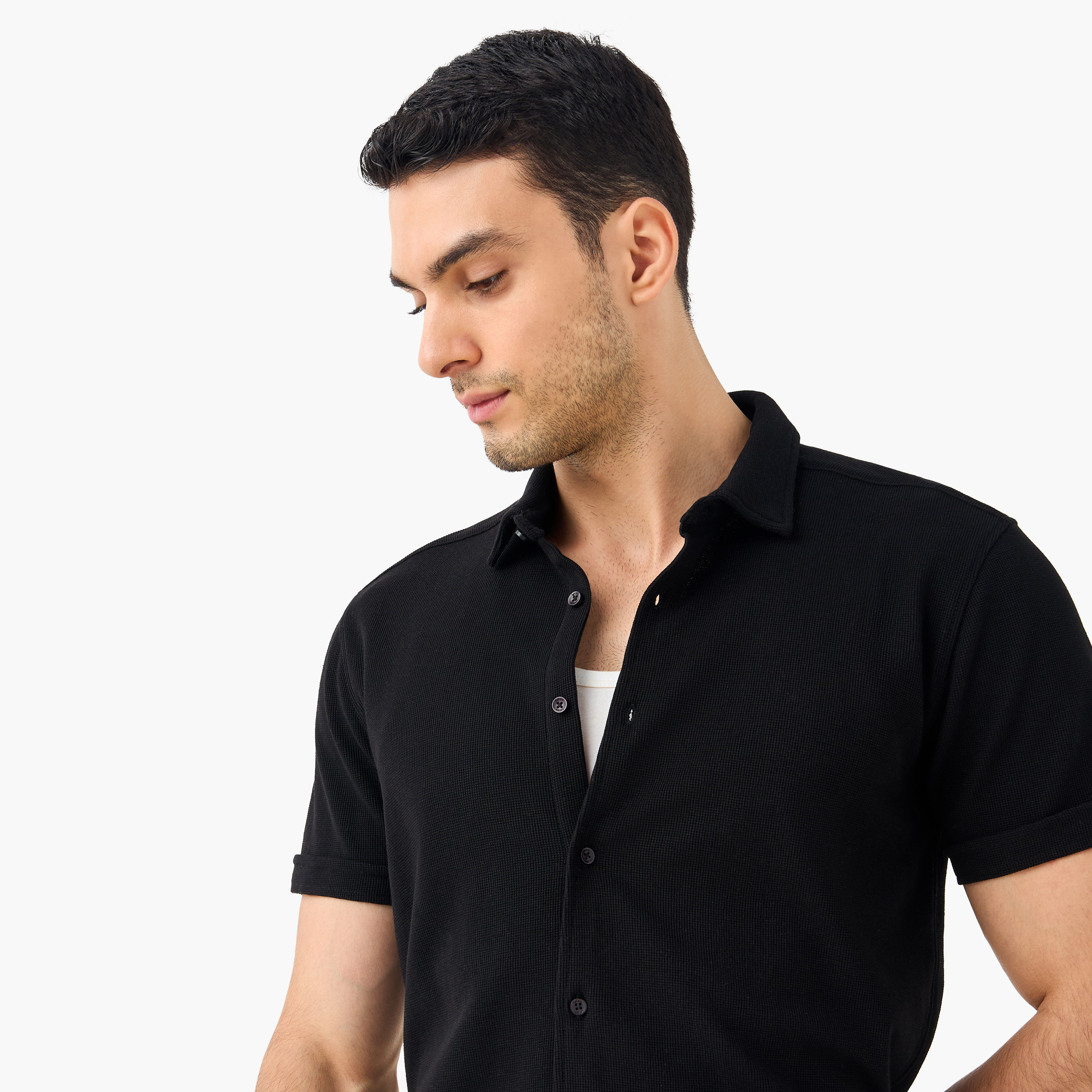 قميص بارز الملمس بقصة سليم وياقة عادية وأكمام قصيرة-men-clothing-shirts-image-25