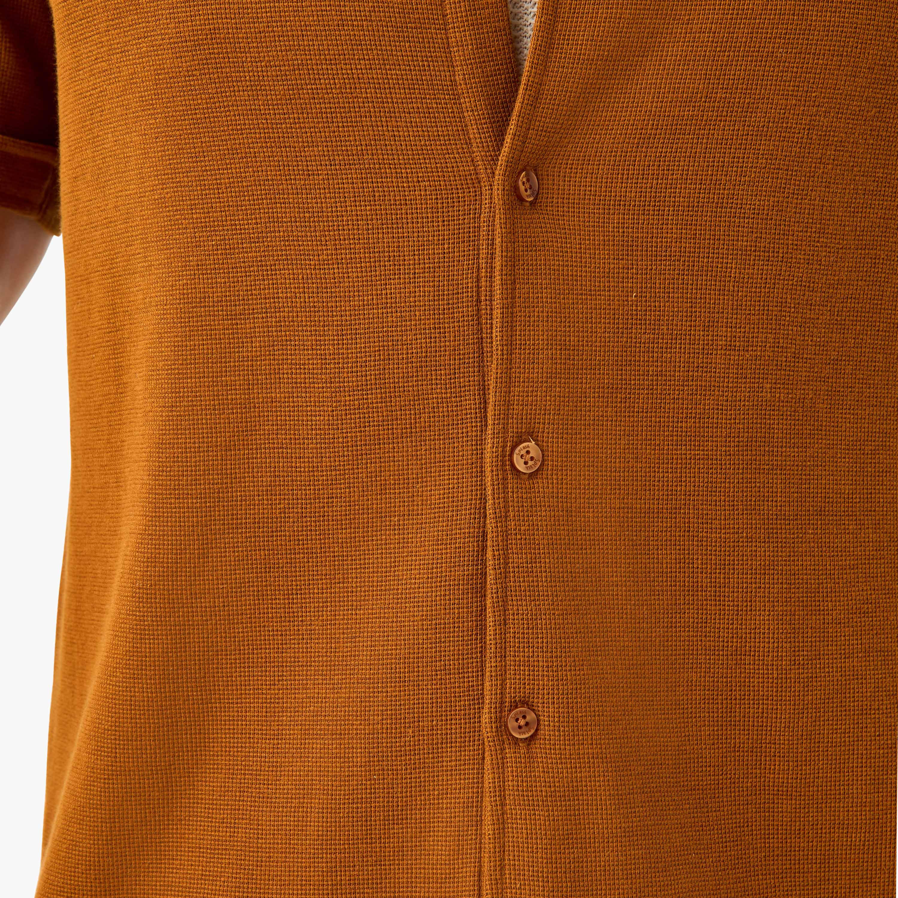 قميص بارز الملمس بقصة سليم وياقة عادية وأكمام قصيرة-men-clothing-shirts-image-21