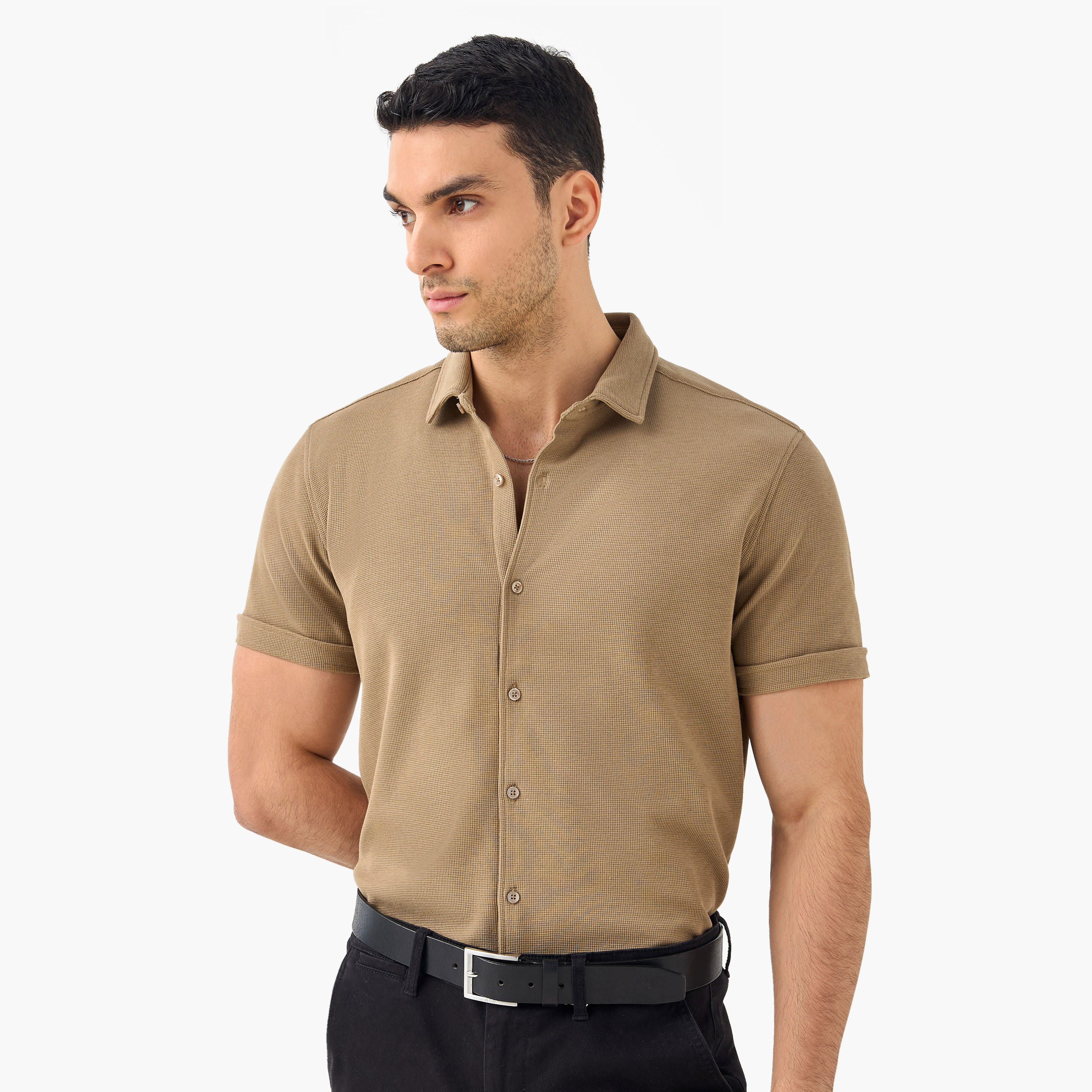 قميص بارز الملمس بقصة سليم وياقة عادية وأكمام قصيرة-men-clothing-shirts-image-1