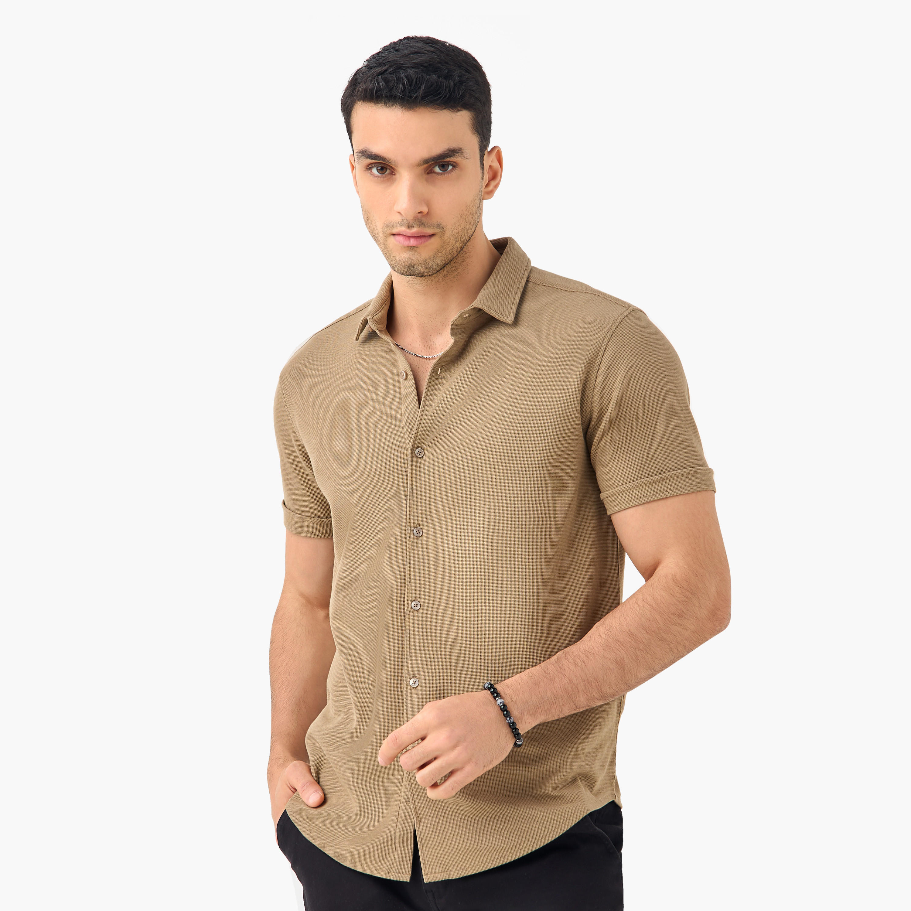 قميص بارز الملمس بقصة سليم وياقة عادية وأكمام قصيرة-men-clothing-shirts-image-2